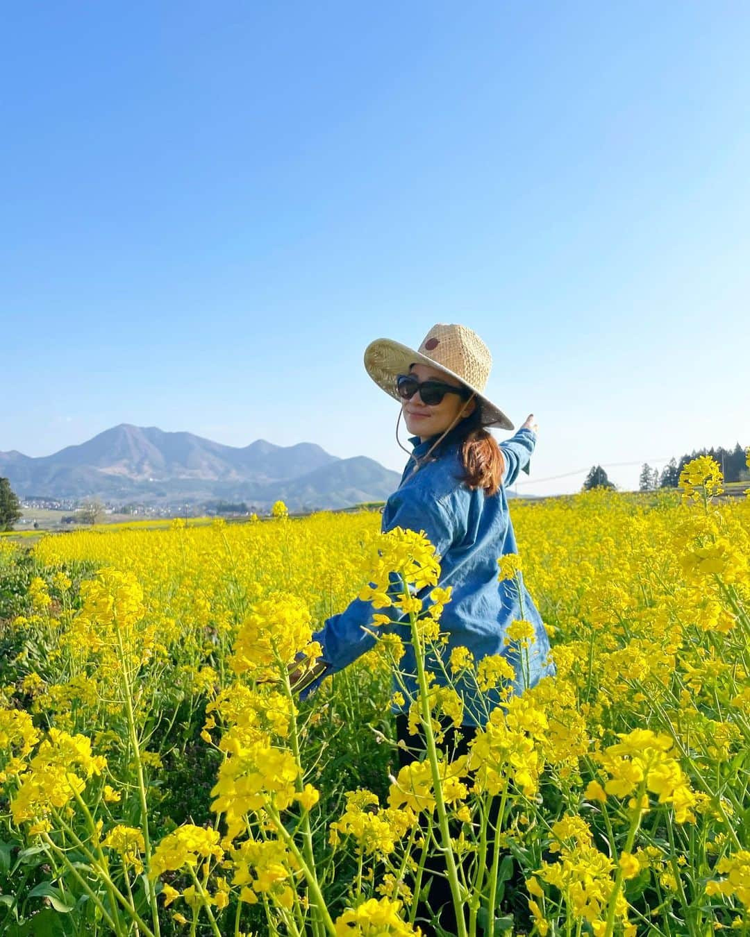 hoshinofumikaさんのインスタグラム写真 - (hoshinofumikaInstagram)「春綺麗だったね🥹🌼 出したい動画ありすぎて 止まってる、ごめん🥹🫶  雨くるね… 雨の前日の空が最近ヤバすぎる✈️  #spring #lovemygirls #myfriends #女子旅 #スノボ女子旅 #オリンピック選手 #伝説のオリンピアン #菜の花 #菜の花畑」6月8日 17時38分 - fumika_hoshino