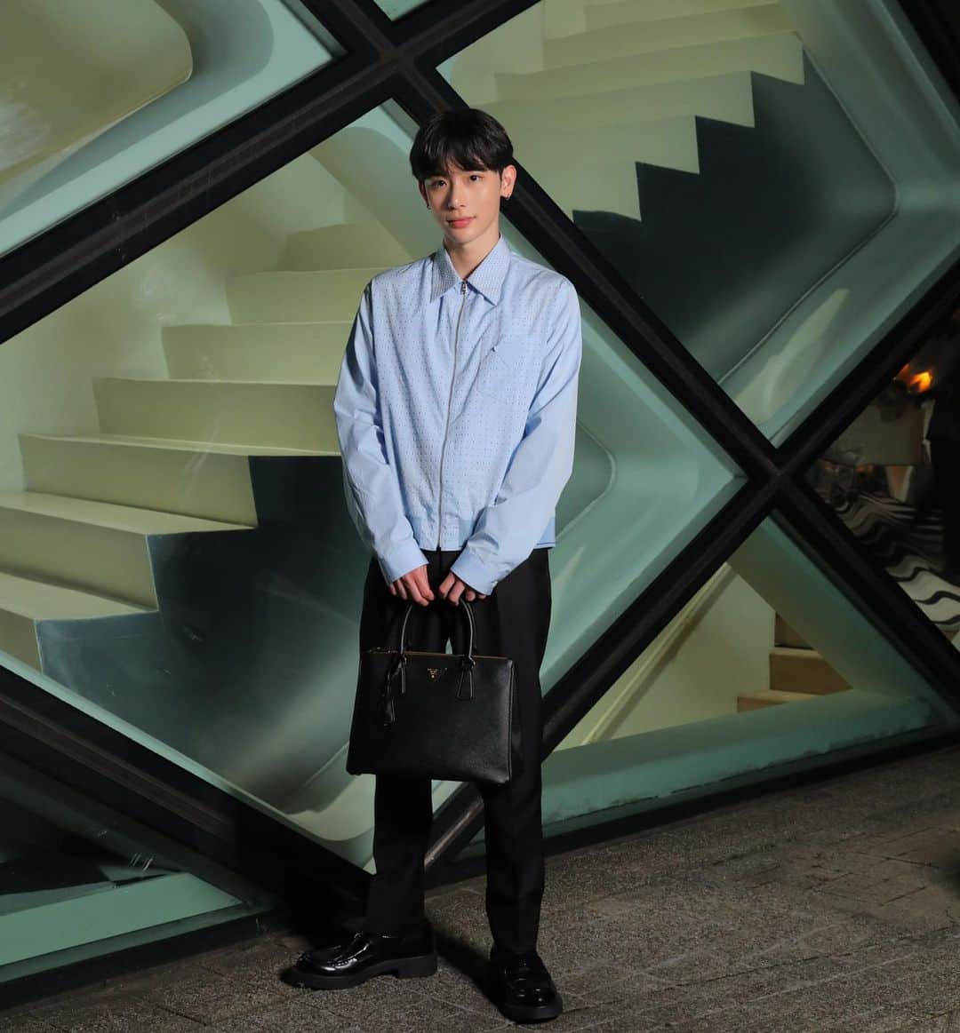 よしあきのインスタグラム：「プラダのアイコンバッグ プラダ ガレリア にスペシャルエディションが登場👜🖤  最近は大人っぽいスタイリッシュなバッグを探していて、ガレリアはどんなファッションにも合うクラシックさとアイコニックさを兼ね備えているところがとてもタイプです！色によって雰囲気全然変わるから何色か迷ってしまいますね🫶🏻  @prada  #PradaGalleria」