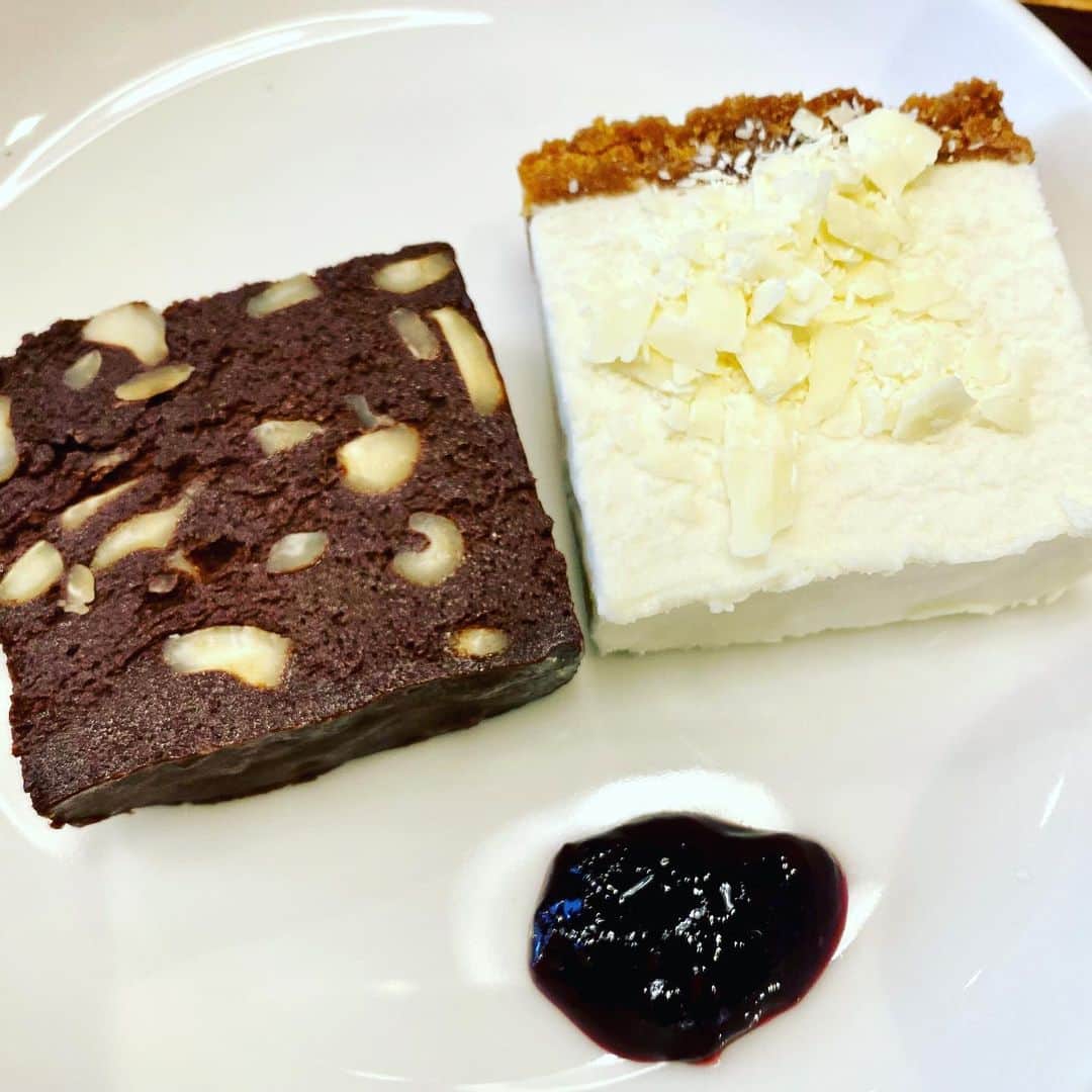 江口寿史のインスタグラム：「吉祥寺 中道通りの好きなカフェのホワイト&ブラックのチョコレートケーキがとても美味しい。 小さな店なんで、混んで入れなくなるとイヤなので店名はふせますが。どこかわかった人も「あ、あそこね」程度でおさめてコメント欄にも店名書くのはご遠慮くださいね😆」