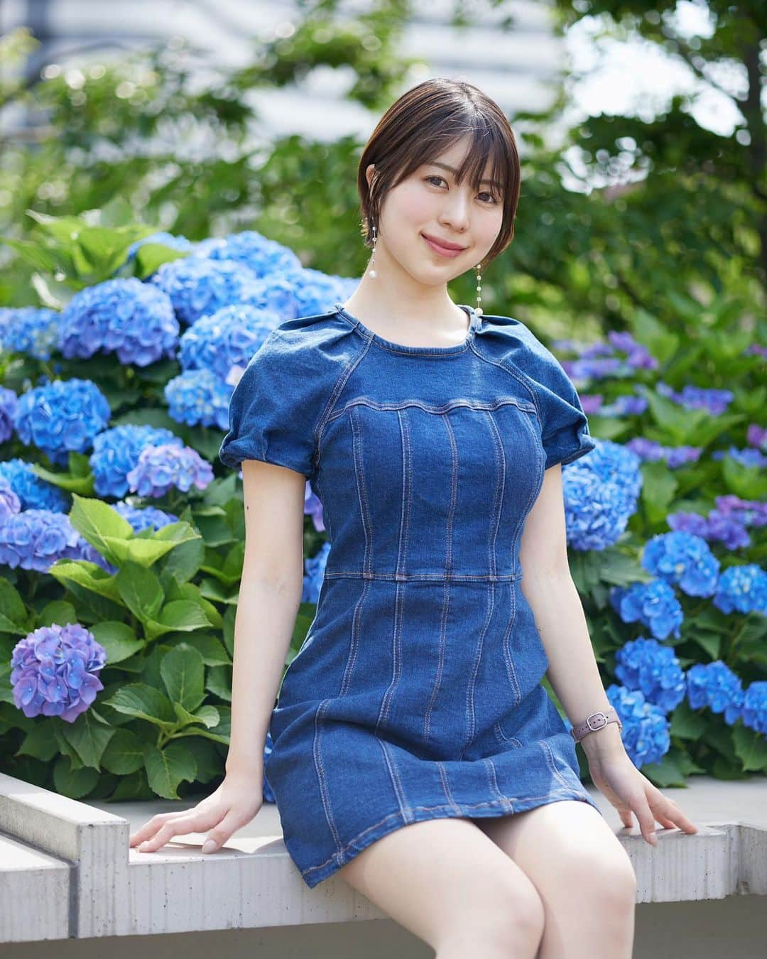 小林由依さんのインスタグラム写真 - (小林由依Instagram)「* 月に一回の @tokyo_gardenterrace での撮影📸 ⁡ 6月のガーデンテラスは 紫陽花がきれいに咲いてます💠🤍 ⁡ 夏のひまわりも楽しみだな🌻 ⁡ ⁡ . . . . . ⁡ #紀尾井町ガーデンテラス #ガーデンテラス紀尾井町 #東京ガーデンテラス紀尾井町 #紀尾井町 #赤坂見附 #永田町 #東京 #tokyogardenterracekioicho #kioicho #tokyo #東京観光 #ザラコーデ #ZARAコーデ #ザラ #ZARAワンピース #ワンピースコーデ #ワンピース #デニムコーデ #デニムワンピース #休日コーデ #くびれ #ショートヘア #ショートボブ #撮影モデル #ポートレート #ポートレートモデル #紫陽花 #アジサイ #赤坂プリンスクラシックハウス #ザプリンスギャラリー東京紀尾井町」6月8日 17時46分 - yui.minny.now