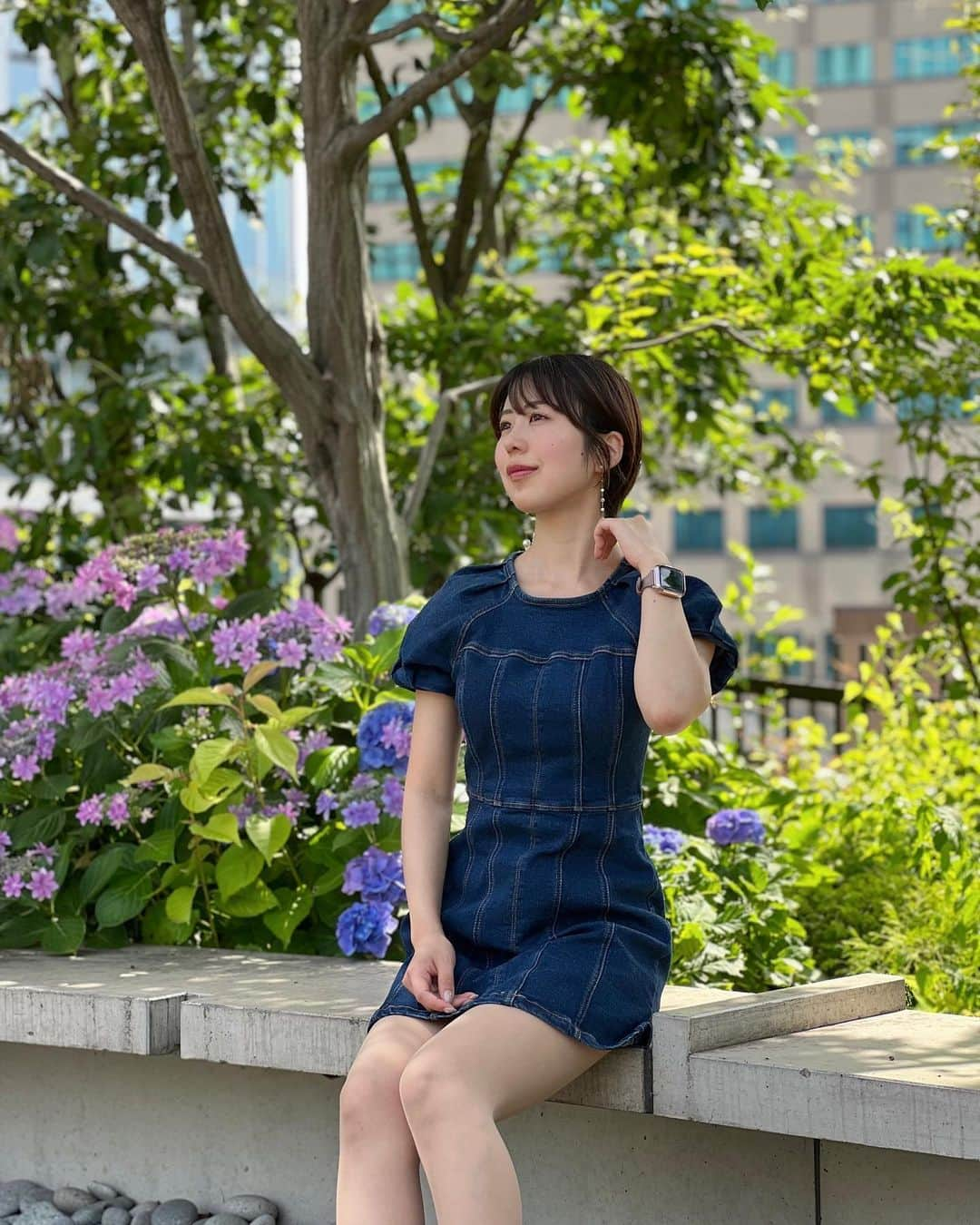 小林由依さんのインスタグラム写真 - (小林由依Instagram)「* 月に一回の @tokyo_gardenterrace での撮影📸 ⁡ 6月のガーデンテラスは 紫陽花がきれいに咲いてます💠🤍 ⁡ 夏のひまわりも楽しみだな🌻 ⁡ ⁡ . . . . . ⁡ #紀尾井町ガーデンテラス #ガーデンテラス紀尾井町 #東京ガーデンテラス紀尾井町 #紀尾井町 #赤坂見附 #永田町 #東京 #tokyogardenterracekioicho #kioicho #tokyo #東京観光 #ザラコーデ #ZARAコーデ #ザラ #ZARAワンピース #ワンピースコーデ #ワンピース #デニムコーデ #デニムワンピース #休日コーデ #くびれ #ショートヘア #ショートボブ #撮影モデル #ポートレート #ポートレートモデル #紫陽花 #アジサイ #赤坂プリンスクラシックハウス #ザプリンスギャラリー東京紀尾井町」6月8日 17時46分 - yui.minny.now