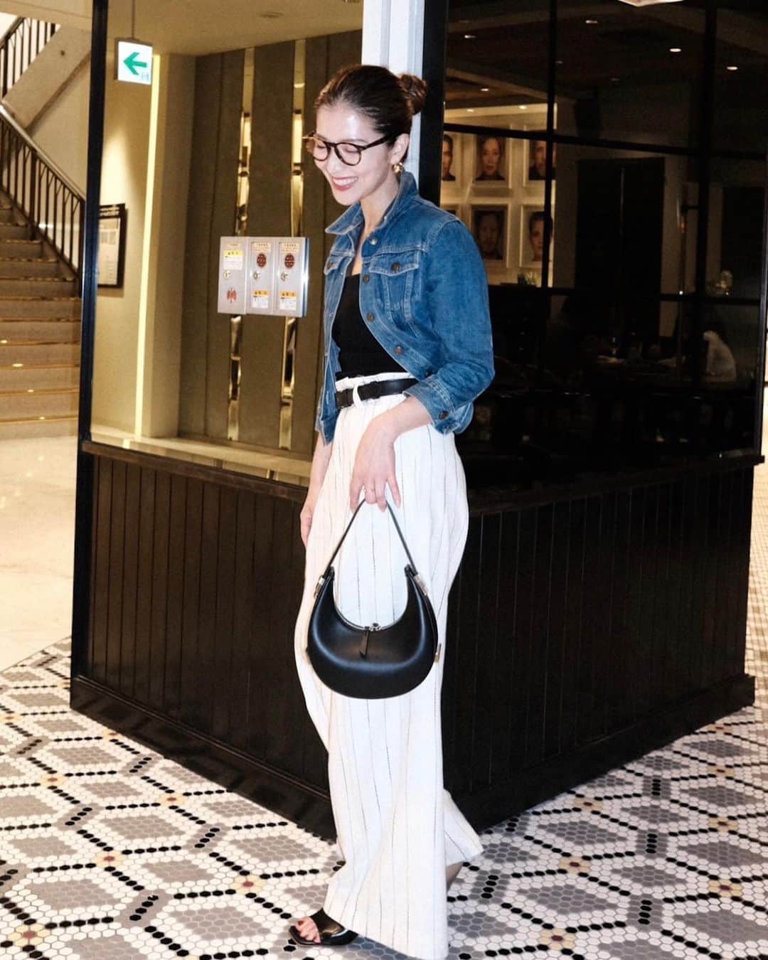 のインスタグラム：「🌼🌼🌼🖤  全身がみたいとご要望があり ありがたいことに撮って頂けていたのでご参考までに。  ISETAN shinjuku 1階でやっている ゆうこさん @yukowedding がフリッツハンセン @fritzhansen_japan とコラボレーションした椅子の展示も見にいけました。  様々な分野でご活躍する方々とのコラボチェア。  ゆうこさんの椅子は 体が包み込まれずっと座っていられる椅子。そして目で見て美しい配色。  アートという概念は色々とあると思うのですが、私にとってのひとつのアートは、 目で見て刺激されかつ実用的でもあって欲しい  ほしいな〜ほしいな〜 と後ろ髪引かれながら帰路に着きました。 （神様もうすぐ誕生日なのでこの椅子ください）  素晴らしかったです💙🪑  _____________________________________________  #love #life #codenate #chair #fritzhansen #beautiful」