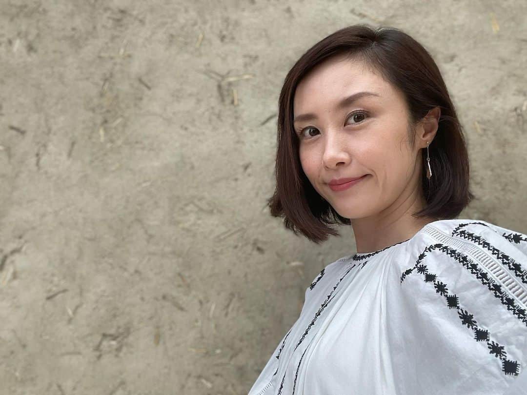 山口もえのインスタグラム：「・  いいお買い物した時って テンションあがるよね♡ このイヤリング な、なんと！！ 330円だったよ。笑 100円ショップで見つけたの  #イヤリング  #ピアス は怖くて開けられない #笑 #プチプラ #100  #お気に入り を見つけると #めっちゃテンション上がる #❤️」