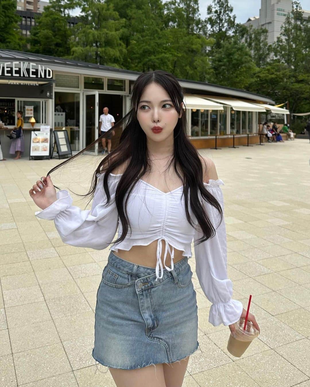 葉月ひまりのインスタグラム：「最近本当に暑くなってきたね🥵 この時期に着れるものを買って無さすぎて、2年前のお洋服引き出しからひっぱりだしてきた‼︎汗かきすぎて髪の毛めっちゃ引っ付いてる…（；＿；）」
