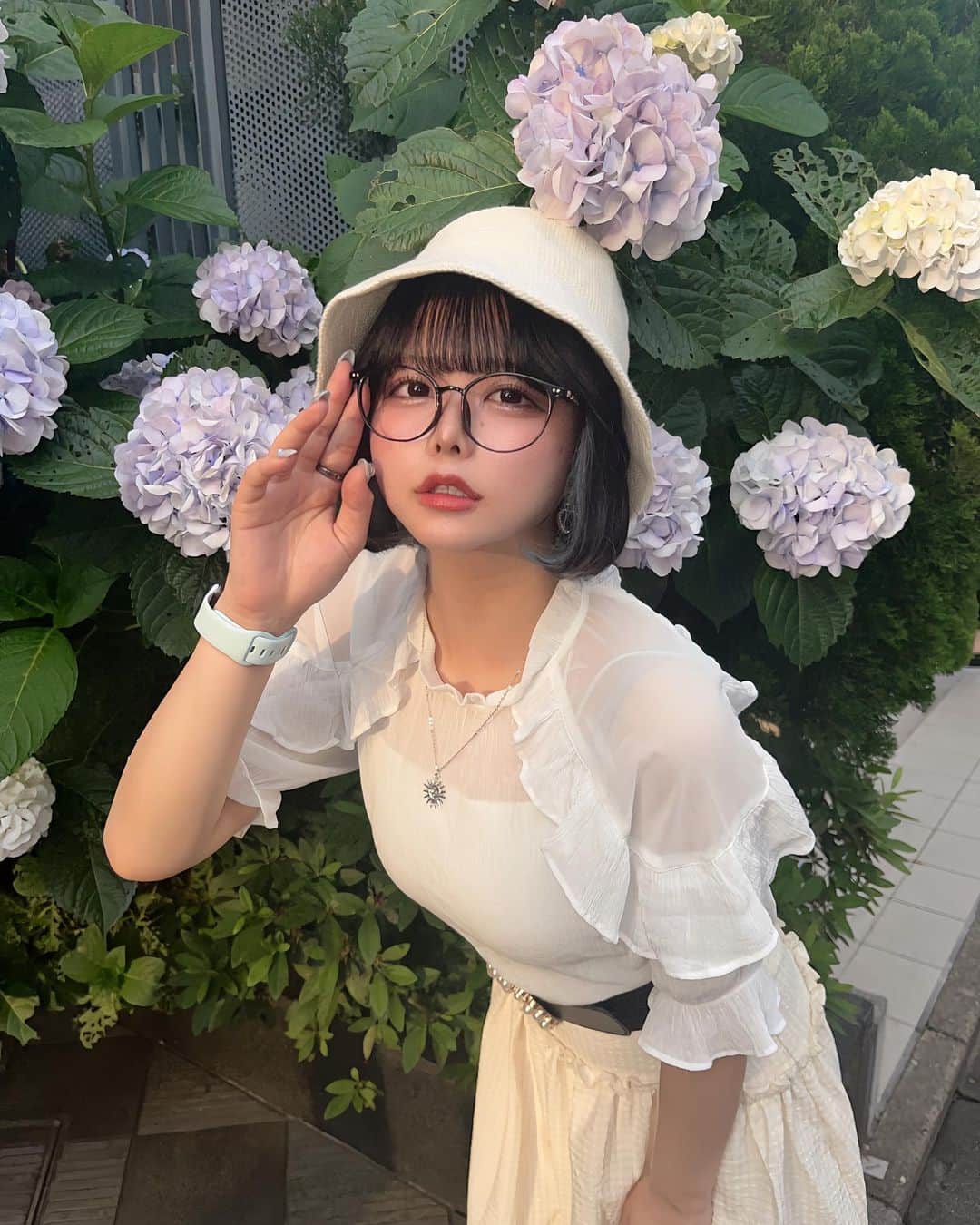 ちなぷぷさんのインスタグラム写真 - (ちなぷぷInstagram)「紫陽花と私どっちがかわいい？？ . . . . . . . . . . . . . #自撮り　#メイク　#プリント倶楽部 #プリクラ #ぷりくらぽーず #ぷりんと倶楽部　#地雷系女子 #黒髪ボブ #黒髪ボブ前髪ぱっつん #ぱっつん前髪 #ぱっつんボブ　#サブカル女子 #サブカルファッション #自撮り#メイド　#ファッションコーデ #ストリート系女子 #ストリートファッション #下北沢カフェ #下北沢 #下北沢グルメ #古着 #古着コーデ #古着女子 #古着屋」6月8日 17時55分 - tina._.nyan
