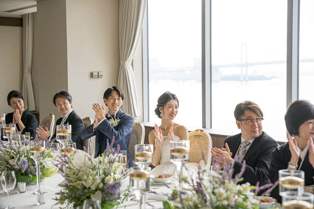 楽婚【公式】Instagramのインスタグラム：「. ご両家だけで叶えるアットホームウェディング✨  新郎新婦のおふたりも ゲストと同じテーブルに座ることで 両家の絆も深まります。  終始和やかな会話を楽しめば おふたりとゲストの心に残るパーティに♪  会場：インターコンチネンタルホテル . @rakukon をフォローして 『#楽婚』をつけて、 お写真の投稿大歓迎♡ 公式IGでリグラムされるかも！？  Webでご予約はTOPのURLより♡ ⇒@rakukon . #rakukon #ベストアニバーサリー #wedding #weddingday #weddingreception #weddingreportage #weddingday #ウェディング #結婚式 #結婚 #フォトウェディング #ウェディングフォト #前撮り #記念日 #プレ花嫁 #卒花 #花嫁 #2023春婚 #2023夏婚 #2023秋婚 #結婚式準備 #結婚式演出 #結婚式レポ #オリジナルウェディング #ナチュラルウェディング #披露宴会場 #家族婚 #少人数結婚式 #結婚準備」