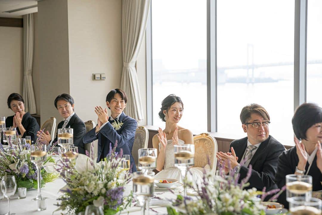 のインスタグラム：「. ご両家だけで叶えるアットホームウェディング✨  新郎新婦のおふたりも ゲストと同じテーブルに座ることで 両家の絆も深まります。  終始和やかな会話を楽しめば おふたりとゲストの心に残るパーティに♪  会場：インターコンチネンタルホテル . @rakukon をフォローして 『#楽婚』をつけて、 お写真の投稿大歓迎♡ 公式IGでリグラムされるかも！？  Webでご予約はTOPのURLより♡ ⇒@rakukon . #rakukon #ベストアニバーサリー #wedding #weddingday #weddingreception #weddingreportage #weddingday #ウェディング #結婚式 #結婚 #フォトウェディング #ウェディングフォト #前撮り #記念日 #プレ花嫁 #卒花 #花嫁 #2023春婚 #2023夏婚 #2023秋婚 #結婚式準備 #結婚式演出 #結婚式レポ #オリジナルウェディング #ナチュラルウェディング #披露宴会場 #家族婚 #少人数結婚式 #結婚準備」