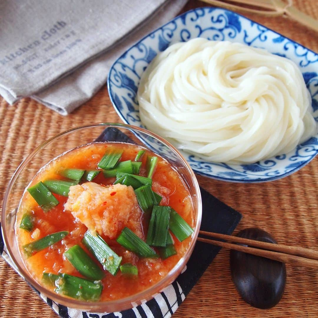 テーブルマークのインスタグラム：「. 夏うどん🎐 【キムチおろしつゆのつけうどん】 . キムチと大根おろしの辛味がピリッと効いた 旨みたっぷりのつけうどん🌶️😆 . ▼材料（１人分） ❁冷凍「稲庭風うどん」 　または「夏のつるんうどん」：１玉 ❁にら（1～２cm長さに切る）１～２本 ［A］ ❁大根おろし（汁ごと）正味100g　 ❁白菜キムチ約30g ❁めんつゆ（３倍濃縮）大さじ１ . ▼下準備 ・冷凍「稲庭風うどん」または 　冷凍「夏のつるんうどん」はレンジで加熱し、 　冷水でしめてざるにあげておく ・白菜キムチが大きい場合は、 　食べやすい大きさに細切りしてください . ▼作り方 ①器に［A］を混ぜ合わせ、にらをちらす . ②①に水でしめた「稲庭風うどん」または 　「夏のつるんうどん」をつけながら召し上がれ . #うどん #udon #冷凍うどん #さぬきうどん #うどん部 #うどん好き #レシピ #おうちごはん #簡単レシピ #うどんレシピ #アレンジレシピ #今日のごはん #ランチ #ランチメニュー #夕食 #晩御飯 #晩ご飯 #晩ごはん #TableMark #テーブルマーク #キムチ #キムチレシピ #ピリ辛 #つけめん #つけ麺 #つけうどん #夏うどん #夏 #夏レシピ #夏メニュー」