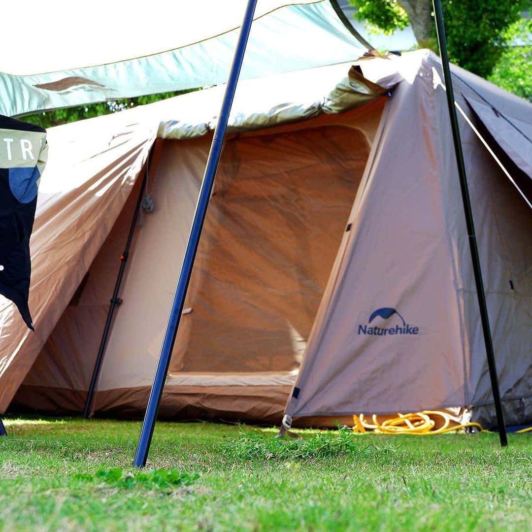 キャンプ情報サイト［ランタン］さんのインスタグラム写真 - (キャンプ情報サイト［ランタン］Instagram)「CAMP SMILE STYLE ／ アラジンのかわいいコンロで地元食材を楽しむ。 初張りテントが気楽で心地良い ＼ いろんなキャンパーのキャンプスタイルを現地取材と一般キャンパーからの投稿で数多く掲載してます。 . . 詳しくは @lantern.camp webサイトをご覧ください . . #camp #camping #camplife #outdoor #travel #trip #lantern_smile #キャンプ #キャンプ用品 #アウトドア #テント #自然 #旅行 #キャンプ初心者 #キャンプ好きな人と繋がりたい #アウトドア好きな人と繋がりたい #camper #外遊び #キャンプスタイル #LANTERNCAMPINGFIELDMORIYA #デュオキャンプ #デュオキャン #Naturehike #ネイチャーハイク #ビレッジ13 #Aladdin #アラジン #ledランタン」6月8日 18時00分 - lantern.camp