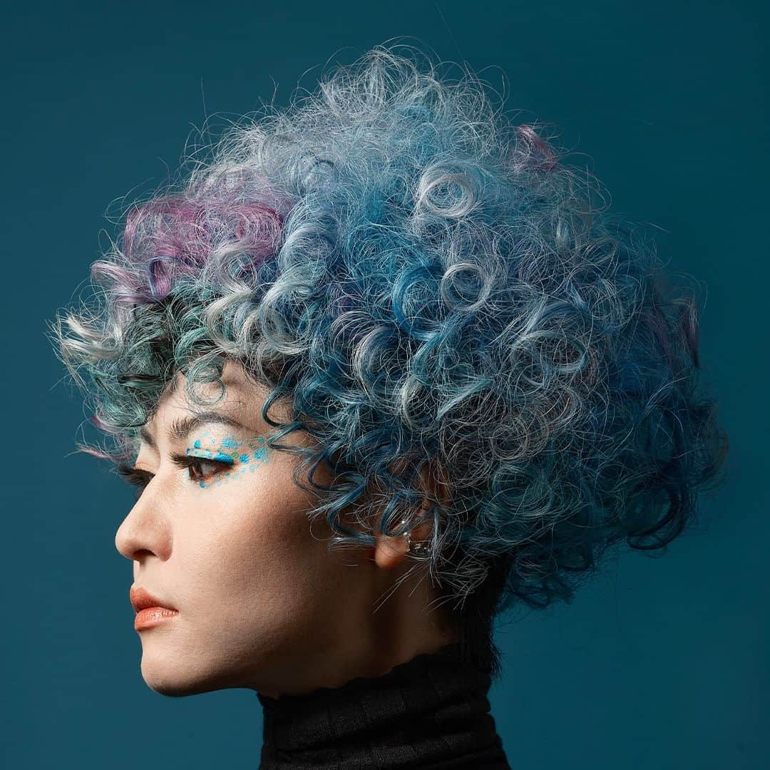 Schwarzkopf Professional Japanさんのインスタグラム写真 - (Schwarzkopf Professional JapanInstagram)「ヘアカラーの限界を超え、 華やかなステージを自分のものにする 🎭。  #CHINAGCHA #GCHA #カラーリスト #ヘアカラー #ヘアスタイル #クリエイティブ撮影 #ブリーチ #デザインカラー  #カーリーヘア #schwarzkopfprofessional #schwarzkopf #シュワルツコフ」6月8日 18時00分 - schwarzkopfjapan