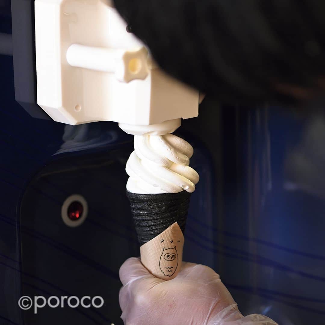 poroco（ポロコ）さんのインスタグラム写真 - (poroco（ポロコ）Instagram)「￨ 2023.4.15オープン✨￨ アウル . 濃厚で上質な美味しさに感動！ アフォガードも大人の味わい . 十勝の広尾町・菊地ファームの牛乳を使い、イタリア・カルピジャーニのマシンで作るソフトクリームは、空気をたっぷり含んでいて、生クリームのようなふわふわの食感。濃厚ながらさっぱりとした後味に驚かされる。コーンはサクサクやワッフルなど４種類から選べるのもうれしい！ . ①「ミルク」430円、ブラックコーンはプラス50円。5～6月は「ピスタチオソフト」580円が登場。 「ふわっと軽い新体験の食感にびっくり！ 道産ミルクの濃厚さと軽やかさの両方を楽しめます（編集SS）」 . ②ソフトクリームマシン・カルピジャーニの持ち味を100％活かしたソフトクリームが絶品! . ③深煎り豆で淹れたエスプレッソの香りとほろ苦さを味わう「大人のアフォガード」600円。 . ④ひと口食べて幸せな気分になってほしいと、幸せの象徴のフクロウをロゴにデザイン。 . 詳細はporoco WEBサイトに掲載❗️ ---------------------------------------- アウル 📍札幌市東区北14条東5丁目3-8 🕒10：00～18：00 休：月曜 🅿︎ 4台 @softcream_owl ---------------------------------------- #アウル #OWL #東区 #東区役所前 #札幌新店情報 #newopen #ソフトクリーム #softcream #アイス #icecream #LOVE札幌東区 #札幌グルメ #poroco #札幌スイーツ #porocoスイーツ部 #poroco #札幌食べ歩き #札幌おでかけ」6月8日 18時00分 - poroco_magazine