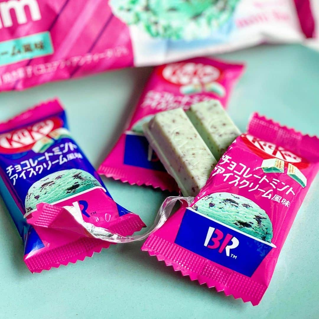 チョコミント大学生うしくろさんのインスタグラム写真 - (チョコミント大学生うしくろInstagram)「🧼チョコミン党のためのインスタ⇒ @usiqlo🧼  【 ネスレ KITKAT チョコレートミントアイスクリーム風味 】  6/5から新発売！ サーティワン監修の #キットカットチョコミント 🧼  サーティワンさんの店舗では、 キットカットを混ぜ込んだシェイクを飲めます🥤 ↪︎ #フローズンシェイクチョコレートミント   ✎𓂃𓂃𓂃𓂃𓂃𓂃𓂃𓂃𓂃𓂃𓂃𓂃𓂃𓂃𓂃𓂃𓂃𓂃𓂃𓂃  🍫チョコ感：☆☆☆☆ 🌿ミント感：☆☆☆ 😍甘さ：☆☆☆☆++  💰税込価格：321円 / 10枚入り 🔥カロリー：63kcal / 1枚あたり  🗾販売場所：全国のスーパーやドラッグストアなど 🗓販売期間：2023年6日5日(月) 新発売  ✎𓂃𓂃𓂃𓂃𓂃𓂃𓂃𓂃𓂃𓂃𓂃𓂃𓂃𓂃𓂃𓂃𓂃𓂃𓂃𓂃  ココアフィアンティーヌが混ぜられた ミントアイスクリーム風味のチョコレートの中に、 ココアクリームがサンドされたウエハースが🧸  水色のとてもかわいい見た目で 開けた瞬間に甘い香りがふわっと感じられます😳  食べてみると、サクッと軽い食感で 甘いミントの味とホワイトチョコの甘さがやってくる🍨  結構甘めな印象を受けましたが、 まさにサーティワンのチョコミントのようなお味で 美味しかったです💨  個包装もかわいい🥹  ✎𓂃𓂃𓂃𓂃𓂃𓂃𓂃𓂃𓂃𓂃𓂃𓂃𓂃𓂃𓂃𓂃𓂃𓂃𓂃𓂃  　　 　　 　　  #チョコミント #usiqlo_store #kitkat #킷캣   #chocolatemint #ミントチョコ #mintchocolate #mintchocolatechip #チョコレート #チョコミン党  #うしくろくん #민트초코 #민트 #jmt #맛스타그램 #먹스타그램 #도쿄카페 #도쿄여행 #좋아요 #민초단 #薄荷巧克力」6月8日 18時00分 - usiqlo