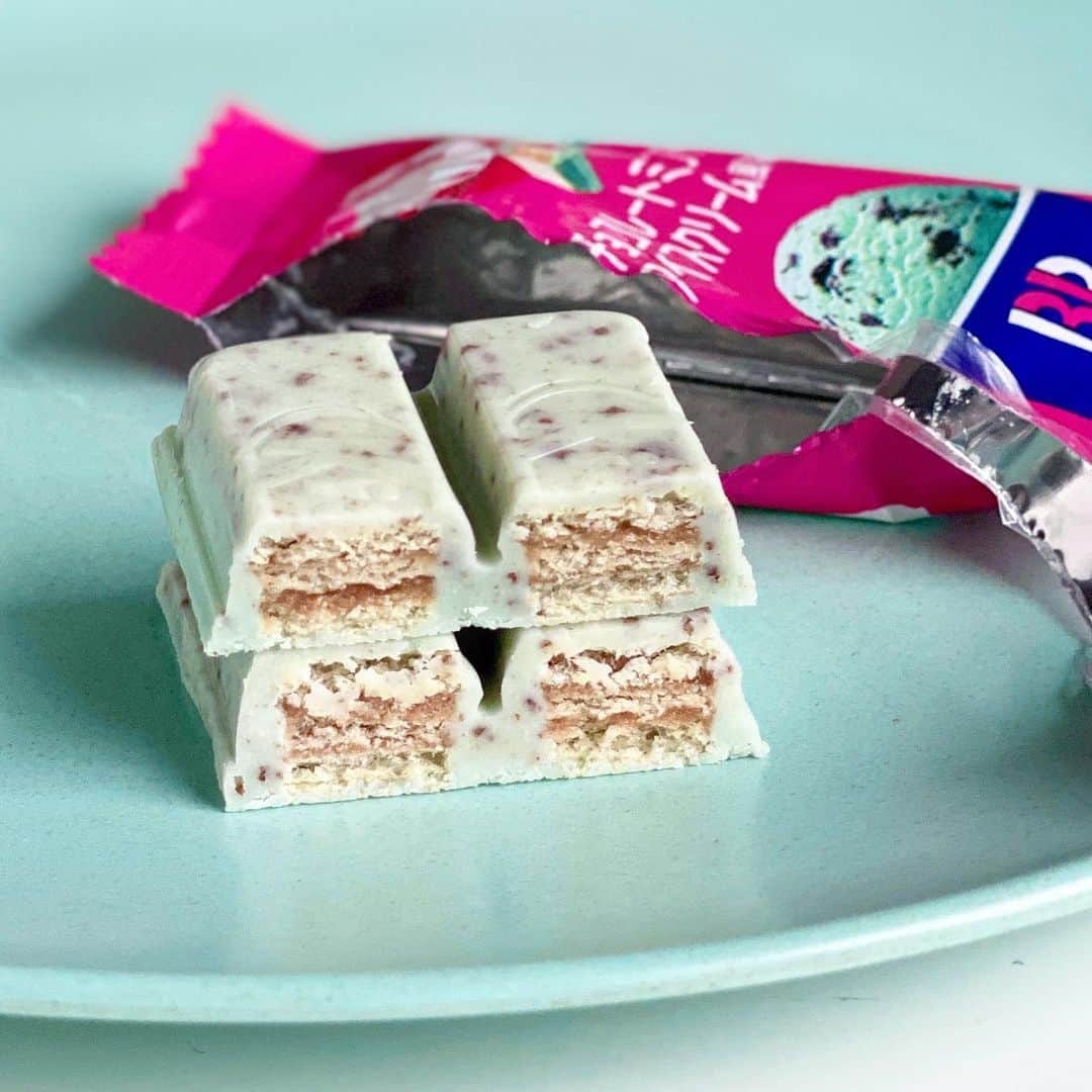 チョコミント大学生うしくろさんのインスタグラム写真 - (チョコミント大学生うしくろInstagram)「🧼チョコミン党のためのインスタ⇒ @usiqlo🧼  【 ネスレ KITKAT チョコレートミントアイスクリーム風味 】  6/5から新発売！ サーティワン監修の #キットカットチョコミント 🧼  サーティワンさんの店舗では、 キットカットを混ぜ込んだシェイクを飲めます🥤 ↪︎ #フローズンシェイクチョコレートミント   ✎𓂃𓂃𓂃𓂃𓂃𓂃𓂃𓂃𓂃𓂃𓂃𓂃𓂃𓂃𓂃𓂃𓂃𓂃𓂃𓂃  🍫チョコ感：☆☆☆☆ 🌿ミント感：☆☆☆ 😍甘さ：☆☆☆☆++  💰税込価格：321円 / 10枚入り 🔥カロリー：63kcal / 1枚あたり  🗾販売場所：全国のスーパーやドラッグストアなど 🗓販売期間：2023年6日5日(月) 新発売  ✎𓂃𓂃𓂃𓂃𓂃𓂃𓂃𓂃𓂃𓂃𓂃𓂃𓂃𓂃𓂃𓂃𓂃𓂃𓂃𓂃  ココアフィアンティーヌが混ぜられた ミントアイスクリーム風味のチョコレートの中に、 ココアクリームがサンドされたウエハースが🧸  水色のとてもかわいい見た目で 開けた瞬間に甘い香りがふわっと感じられます😳  食べてみると、サクッと軽い食感で 甘いミントの味とホワイトチョコの甘さがやってくる🍨  結構甘めな印象を受けましたが、 まさにサーティワンのチョコミントのようなお味で 美味しかったです💨  個包装もかわいい🥹  ✎𓂃𓂃𓂃𓂃𓂃𓂃𓂃𓂃𓂃𓂃𓂃𓂃𓂃𓂃𓂃𓂃𓂃𓂃𓂃𓂃  　　 　　 　　  #チョコミント #usiqlo_store #kitkat #킷캣   #chocolatemint #ミントチョコ #mintchocolate #mintchocolatechip #チョコレート #チョコミン党  #うしくろくん #민트초코 #민트 #jmt #맛스타그램 #먹스타그램 #도쿄카페 #도쿄여행 #좋아요 #민초단 #薄荷巧克力」6月8日 18時00分 - usiqlo