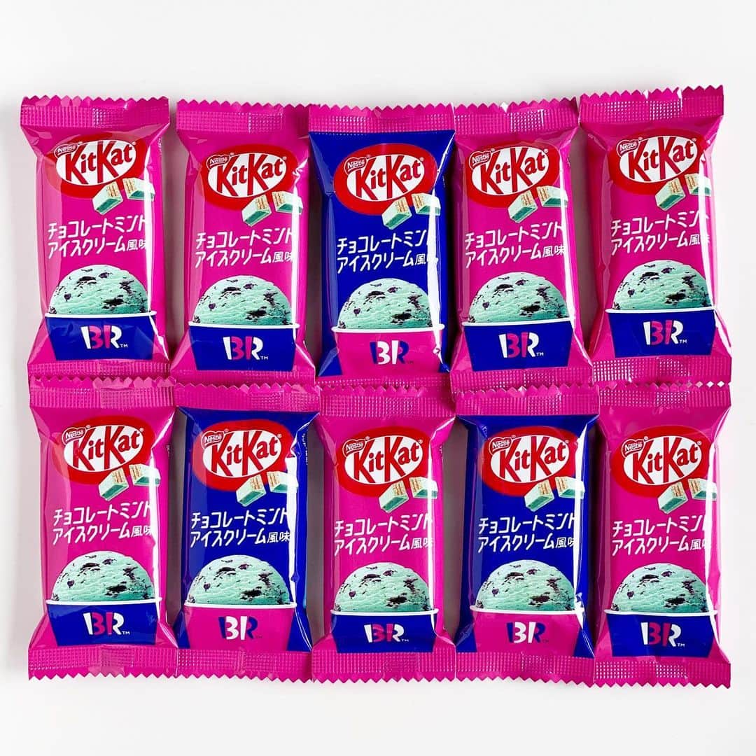 チョコミント大学生うしくろさんのインスタグラム写真 - (チョコミント大学生うしくろInstagram)「🧼チョコミン党のためのインスタ⇒ @usiqlo🧼  【 ネスレ KITKAT チョコレートミントアイスクリーム風味 】  6/5から新発売！ サーティワン監修の #キットカットチョコミント 🧼  サーティワンさんの店舗では、 キットカットを混ぜ込んだシェイクを飲めます🥤 ↪︎ #フローズンシェイクチョコレートミント   ✎𓂃𓂃𓂃𓂃𓂃𓂃𓂃𓂃𓂃𓂃𓂃𓂃𓂃𓂃𓂃𓂃𓂃𓂃𓂃𓂃  🍫チョコ感：☆☆☆☆ 🌿ミント感：☆☆☆ 😍甘さ：☆☆☆☆++  💰税込価格：321円 / 10枚入り 🔥カロリー：63kcal / 1枚あたり  🗾販売場所：全国のスーパーやドラッグストアなど 🗓販売期間：2023年6日5日(月) 新発売  ✎𓂃𓂃𓂃𓂃𓂃𓂃𓂃𓂃𓂃𓂃𓂃𓂃𓂃𓂃𓂃𓂃𓂃𓂃𓂃𓂃  ココアフィアンティーヌが混ぜられた ミントアイスクリーム風味のチョコレートの中に、 ココアクリームがサンドされたウエハースが🧸  水色のとてもかわいい見た目で 開けた瞬間に甘い香りがふわっと感じられます😳  食べてみると、サクッと軽い食感で 甘いミントの味とホワイトチョコの甘さがやってくる🍨  結構甘めな印象を受けましたが、 まさにサーティワンのチョコミントのようなお味で 美味しかったです💨  個包装もかわいい🥹  ✎𓂃𓂃𓂃𓂃𓂃𓂃𓂃𓂃𓂃𓂃𓂃𓂃𓂃𓂃𓂃𓂃𓂃𓂃𓂃𓂃  　　 　　 　　  #チョコミント #usiqlo_store #kitkat #킷캣   #chocolatemint #ミントチョコ #mintchocolate #mintchocolatechip #チョコレート #チョコミン党  #うしくろくん #민트초코 #민트 #jmt #맛스타그램 #먹스타그램 #도쿄카페 #도쿄여행 #좋아요 #민초단 #薄荷巧克力」6月8日 18時00分 - usiqlo