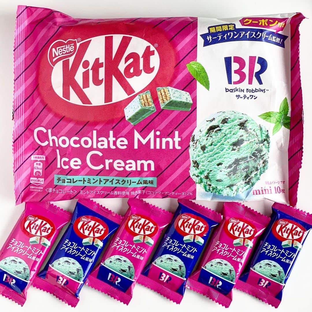 のインスタグラム：「🧼チョコミン党のためのインスタ⇒ @usiqlo🧼  【 ネスレ KITKAT チョコレートミントアイスクリーム風味 】  6/5から新発売！ サーティワン監修の #キットカットチョコミント 🧼  サーティワンさんの店舗では、 キットカットを混ぜ込んだシェイクを飲めます🥤 ↪︎ #フローズンシェイクチョコレートミント   ✎𓂃𓂃𓂃𓂃𓂃𓂃𓂃𓂃𓂃𓂃𓂃𓂃𓂃𓂃𓂃𓂃𓂃𓂃𓂃𓂃  🍫チョコ感：☆☆☆☆ 🌿ミント感：☆☆☆ 😍甘さ：☆☆☆☆++  💰税込価格：321円 / 10枚入り 🔥カロリー：63kcal / 1枚あたり  🗾販売場所：全国のスーパーやドラッグストアなど 🗓販売期間：2023年6日5日(月) 新発売  ✎𓂃𓂃𓂃𓂃𓂃𓂃𓂃𓂃𓂃𓂃𓂃𓂃𓂃𓂃𓂃𓂃𓂃𓂃𓂃𓂃  ココアフィアンティーヌが混ぜられた ミントアイスクリーム風味のチョコレートの中に、 ココアクリームがサンドされたウエハースが🧸  水色のとてもかわいい見た目で 開けた瞬間に甘い香りがふわっと感じられます😳  食べてみると、サクッと軽い食感で 甘いミントの味とホワイトチョコの甘さがやってくる🍨  結構甘めな印象を受けましたが、 まさにサーティワンのチョコミントのようなお味で 美味しかったです💨  個包装もかわいい🥹  ✎𓂃𓂃𓂃𓂃𓂃𓂃𓂃𓂃𓂃𓂃𓂃𓂃𓂃𓂃𓂃𓂃𓂃𓂃𓂃𓂃  　　 　　 　　  #チョコミント #usiqlo_store #kitkat #킷캣   #chocolatemint #ミントチョコ #mintchocolate #mintchocolatechip #チョコレート #チョコミン党  #うしくろくん #민트초코 #민트 #jmt #맛스타그램 #먹스타그램 #도쿄카페 #도쿄여행 #좋아요 #민초단 #薄荷巧克力」
