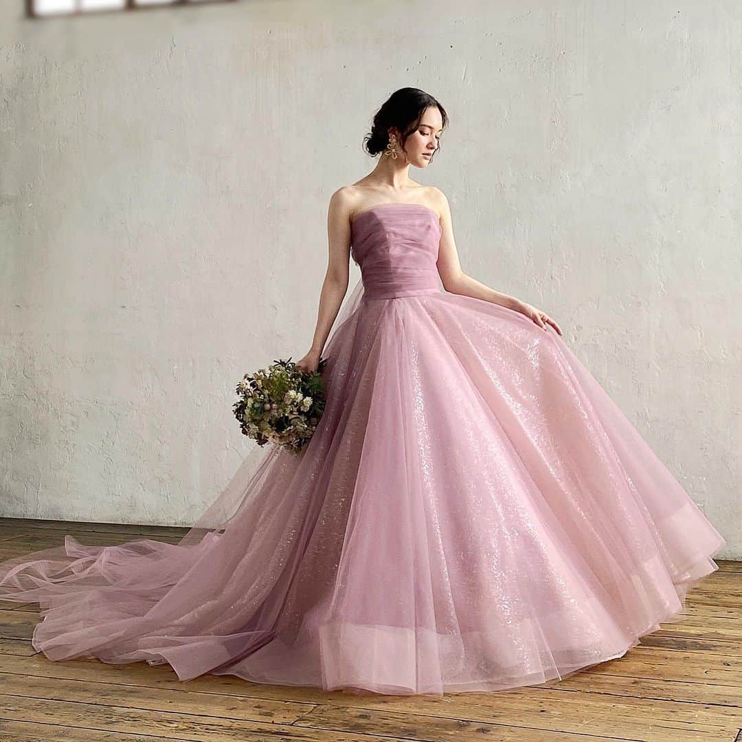 のインスタグラム：「＊  A by Hatsuko Endo 2023 Collection_  Dress：Stella（Mauve）／No.8399 @a_by_hatsukoendo  ハツコ エンドウ ウェディングス銀座 03-3563-1411  こちらは、7／1 以降の挙式の方への ご案内とさせていただきます。  Hair&Makeup：Hatsuko Endo @akiko__endo  @hatsukoendo_okayama  @hatsukoendo_sakata  @hatsukoendo_hairmakeup   Accessories：Hatsuko Endo Weddings Bouquet： @ardoise1986   #hatsukoendo  #hatsukoendoweddings #hatsukoendobeauty #abyhatsukoendo  #wedding #dress #hair #makeup #bridal #photo #shooting #accessories #bouquet  #ハツコエンドウ #ハツコエンドウウェディングス #ウェディングドレス #エーバイハツコエンドウ #新作 #ブライダル #ビューティー #ヘアメイク #撮影 #プレ花嫁 #日本中のプレ花嫁さんと繋がりたい #アクセサリー #美容師  #ブーケ」