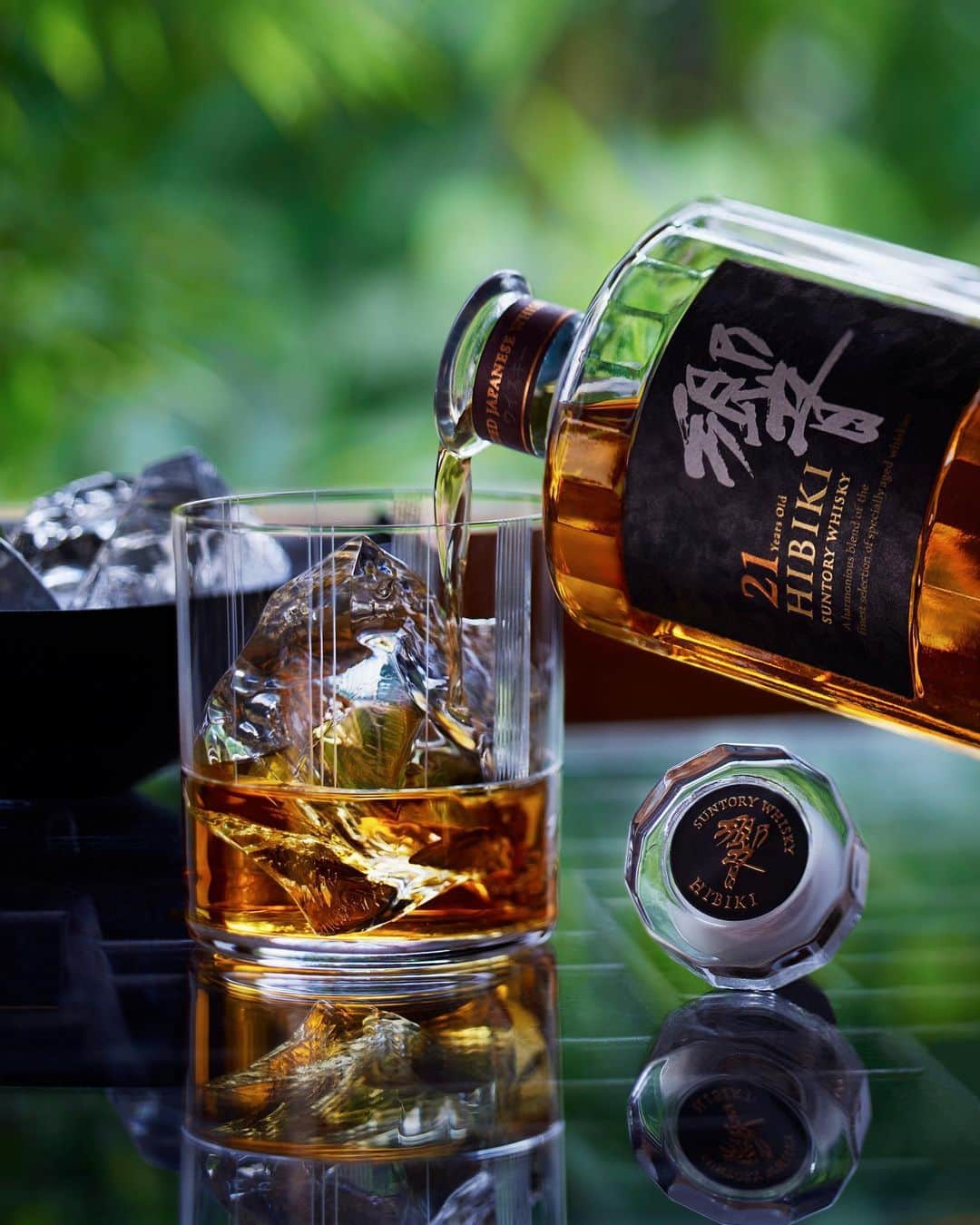 響 | SUNTORY WHISKY HIBIKIさんのインスタグラム写真 - (響 | SUNTORY WHISKY HIBIKIInstagram)「. HIBIKI TIME ～二十四節気・芒種～  色濃い琥珀が、甘い熟成香を漂わせる。 The deep amber whisky floods your senses with its sweet, rounded aroma.  #hibiki #響 #hibiki_time #二十四節気 #24seasons #芒種 #boshu #withnature #梅雨 #切子グラス #kirikoglass」6月8日 18時09分 - suntorywhisky_hibiki