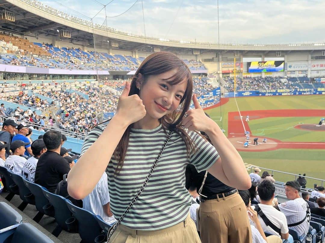 菊池柚花のインスタグラム：「. . . 昨日は今年初のZOZOマリンスタジアム🏟  試合はロッテの勝利！ 潮風も心地よくて最高でした👍🏻  ベンチにいた黒木さんの背中もしっかり拝ませていただきましたよ☺️  #柚花の野球観戦memo」