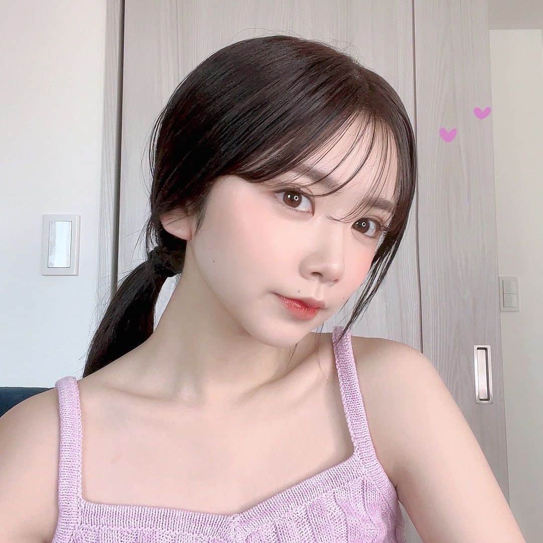 高梨優佳のインスタグラム：「今日は久しぶりに私のスキンケアを紹介します 🥝🍋  最近 暑くなってきて 毛穴やベタつきが気になるので Innisfreeのレチノール シカ リペア セラムと ビタCグリーンティーエンザイムブライトセラムを 朝と夜 に分けて使ってます ☀🐈‍⬛🌙  レチノールシカの方は 毎日使える 低刺激レチノール美容液 で 敏感肌の方も安心して使えるよ 🍑 ビタCグリーンティーエンザイムブライトセラムは Innisfreeの新しいスキンケア商品で 特にこれからの肌悩む時期にぴったり 〰️🥝🍋  朝にビタC・夜はレチシカを使うのがオススメ🍊  今ならメガ割でお買い得に購入できて、 イニスフリー公式サイト限定の特典も付いてくるので 安くGET出来るうちに早めにチェックしてみてね🍉🤍  #レチノール #ビタミンc  #イニスフリー #朝ビタ夜レチ #pr」