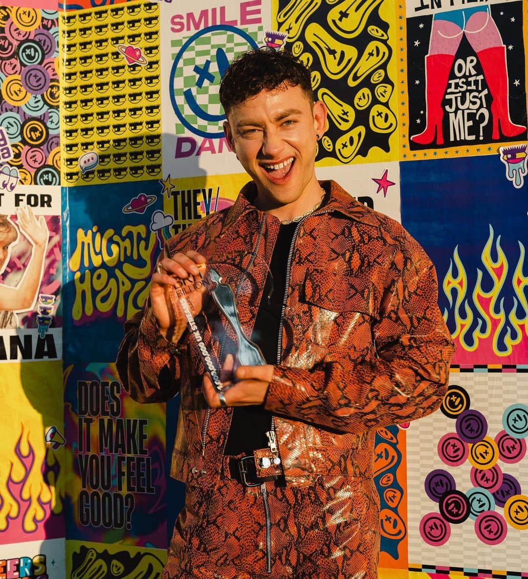 YEARS & YEARSのインスタグラム：「ahh BRIT Billion award !! my brain can’t comprehend 1 billion streams in the UK, how is it possible !! ?? it’s an amazing feeling honestly!! thank you to all my listeners and supporters i literally love you ! and thank you legends @lilcola and @kimberlywalshofficial for awarding me at mighty hoopla 🥹💕 @BRITs」