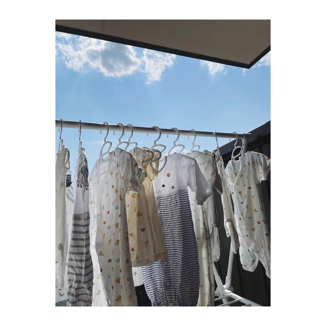 のインスタグラム：「☀️ ___________________________  ようやく 水通し🧺  梅雨に入る前に 全部終わらせたい…☂️  すぐ大きくなるってわかってても 買いすぎちゃうあるある。。😶  ——  #マタニティ #プレママ #pregnancy #妊娠9ヶ月 #マタニティピラティス #マタニティピラティス仙台 #マタニティライフ #出産準備」