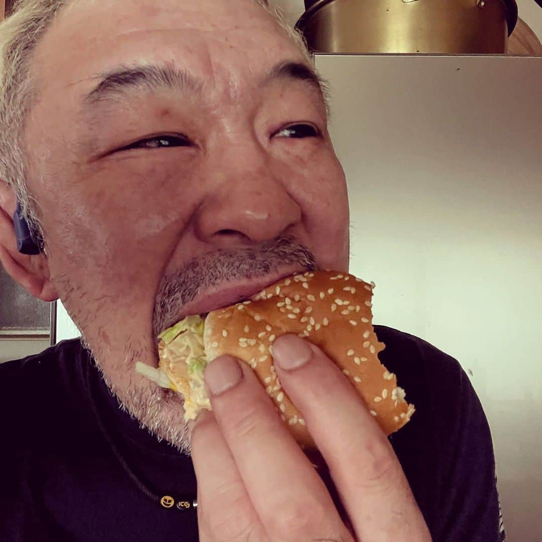 saku39shopのインスタグラム：「. 【hamburger🍔】 . 練習前の食事を早くとりすぎて腹へっちゃったのでビッグマック１コつっこんで練習します！ たぶん、たぶん大丈夫だよなぁ……？ . #桜庭和志 #ビッグマック #練習」