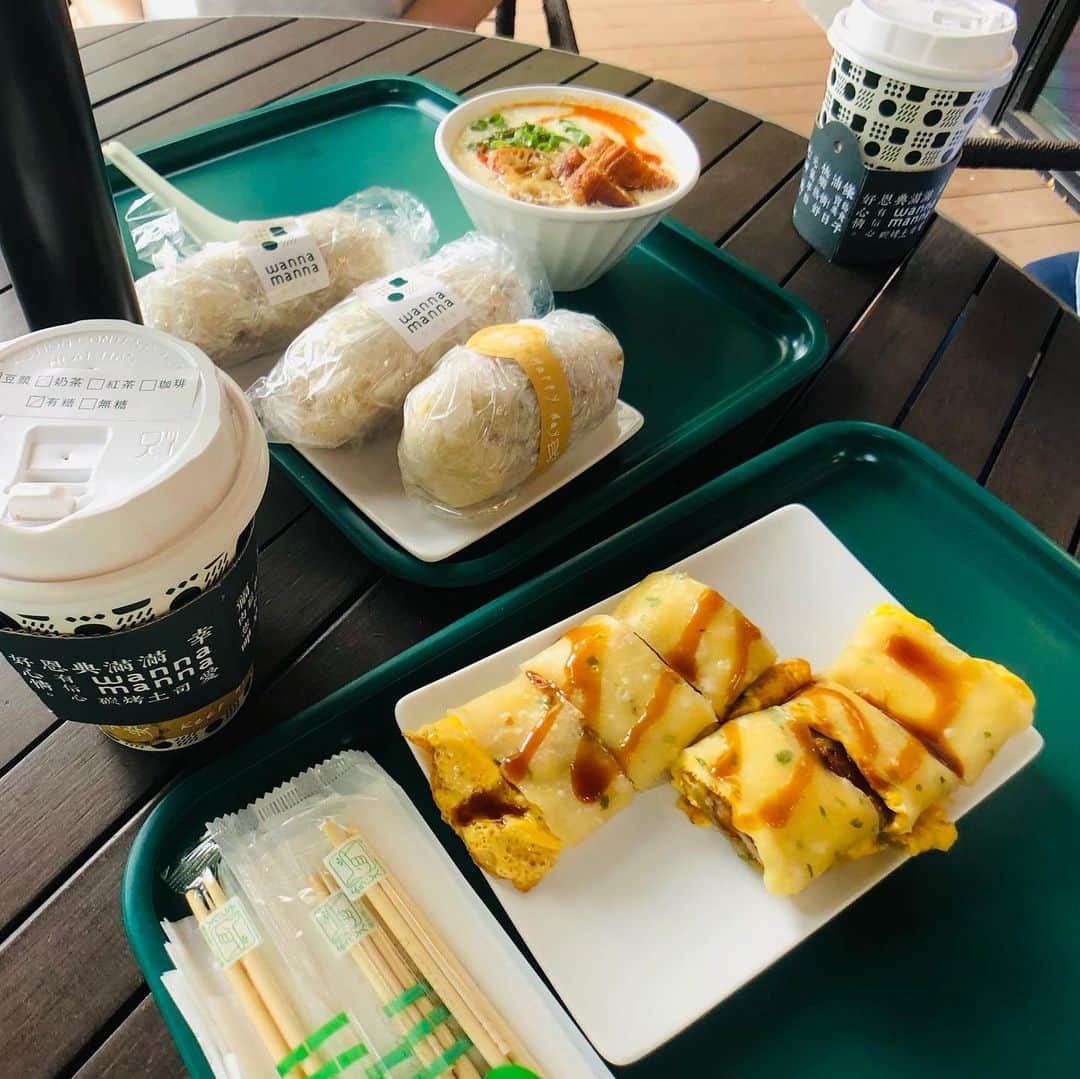 水谷さるころのインスタグラム：「飯田橋行く機会あってまた香港贊記茶餐廳行こうと思ったら臨時休業！😂　なので飯田橋のワナマナへ。お昼だけど台湾朝ごはんを食べたー。おにぎりは台湾では食べた事ないやつ。おこわのおにぎり美味しかった。」