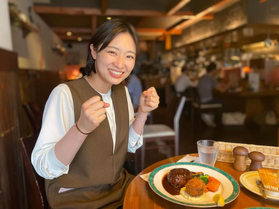 南雲穂波のインスタグラム：「石井ちゃんと再びランチ！ いっぱい喋って今回も楽しかった&癒されました😽♡  スペシャルランチ美味しかったです🍽️ 石井ちゃんはハンバーグ+カニクリームコロッケ、私はお魚+カニクリームコロッケにしました🦀  #石井祐里枝 #アナウンサー #キッチン櫻庭 #メーテレアナウンサー #南雲穂波」