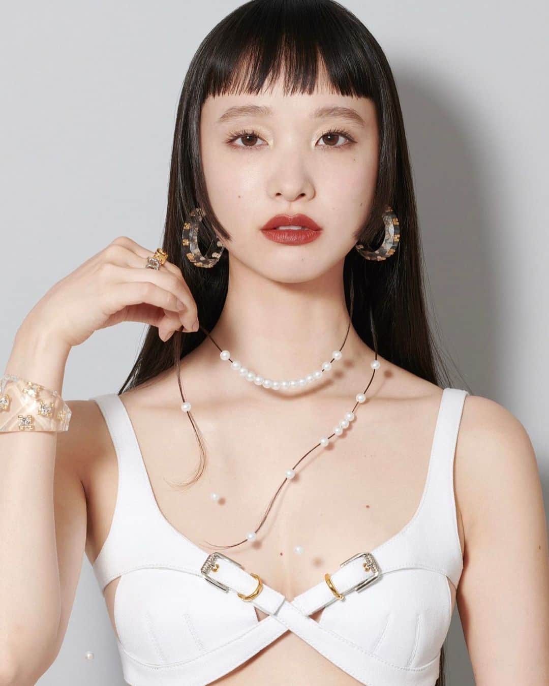 根本亜沙美のインスタグラム：「装苑 2023年7月号 PLAY A SENSATION vol.52 萬波ユカ @yuka   ad @yuni_yoshida  ph @takeshi__hanzawa  st @ayakaendo  hm @asami_nemoto   #soen #pearl #パール #ネックレス」