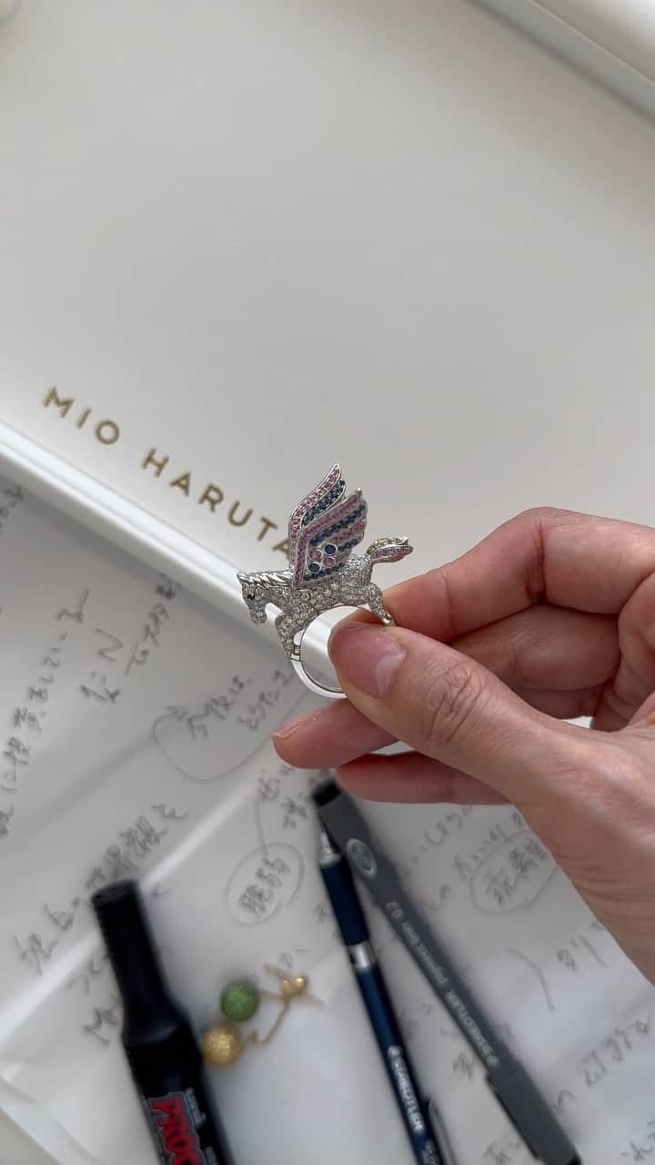 mioのインスタグラム：「ヨーロッパ初のポップアップイベント  この度、海外のお客様からもご好評をいただきバンドーム広場のホテルリッツパリにて二つ目のウィンドウがスタートいたしました。  そして、6月15日から7月15日までポップアップストアをオープンいたします。 たくさんの旅行客が集まるパリ祭、そしてオートクチュールファッションウィークの初夏は最もパリが活気付く季節です。  この素晴らしい季節にリッツのテラスに面した特別なスペースでヨーロッパ初めてのポップアップストアをオープンできることを嬉しく思います。 皆さまにお会いできますことを楽しみにしております。  MIO HARUTAKA ポップアップストア 2023 年 6 月 15 日スタート 営業時間：午前10時～午後8時 ホテル・リッツ・パリ  Our first ever pop-up event in Europe!  This summer, swing by the MIO HARUTAKA Pop-Up at the Hôtel Ritz Paris, opening June 15th through mid July. With the sunny beautiful days, not to mention the Haute Couture season and Bastille Day to come, early summer is one of the best times to enjoy the esprit of the City of Lights.   We have been building a wonderful relationship with the Ritz for the past few years, and as a part of the Ritz Concept Store selection we have been able to meet customers from all over the world. Earlier this year, we debuted the second window in the hotel’s iconic arcade as well.   We are excited to launch our very first pop-up event in Europe at this special place during the magical season. We look forward to welcoming you there.   MIO HARUTAKA Pop-Up  Starts 15 June, 2023 Hours: 10AM-8PM  At Hôtel Ritz Paris  #mioharutaka」