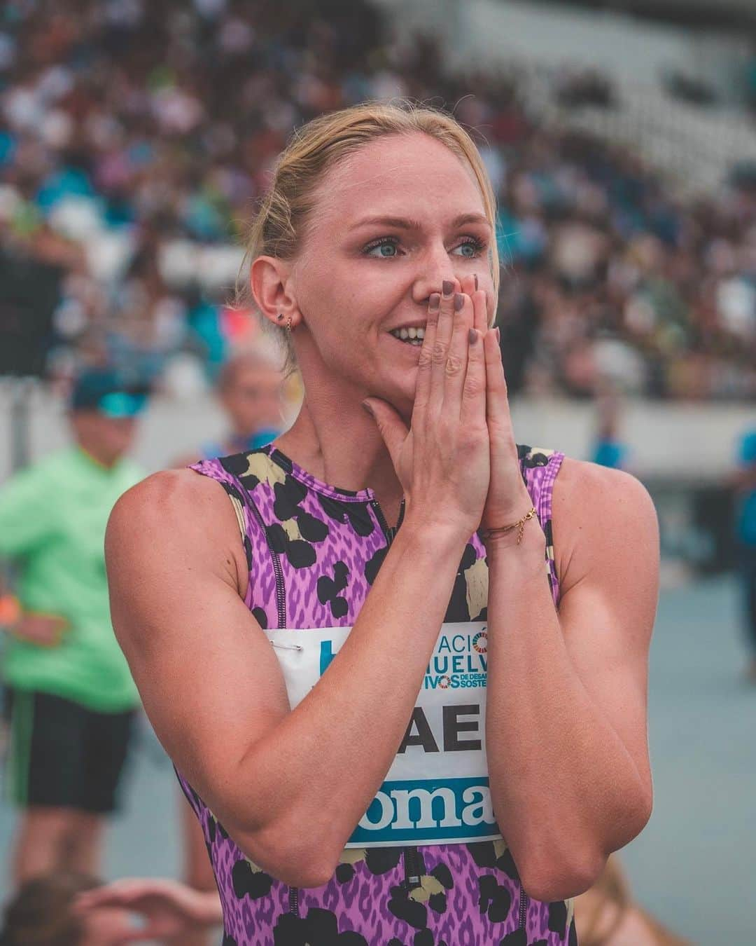 ハンネ・クレスのインスタグラム：「PB feels (54:87)🙏🏼🥹😱🤩💜  And I also ran the World Championship qualifier ☑️  Happy me & happy coach @rolkah !💃🏿😘  📍 @athleticstoures  📷 @iampablosevilla 🙌🏼」