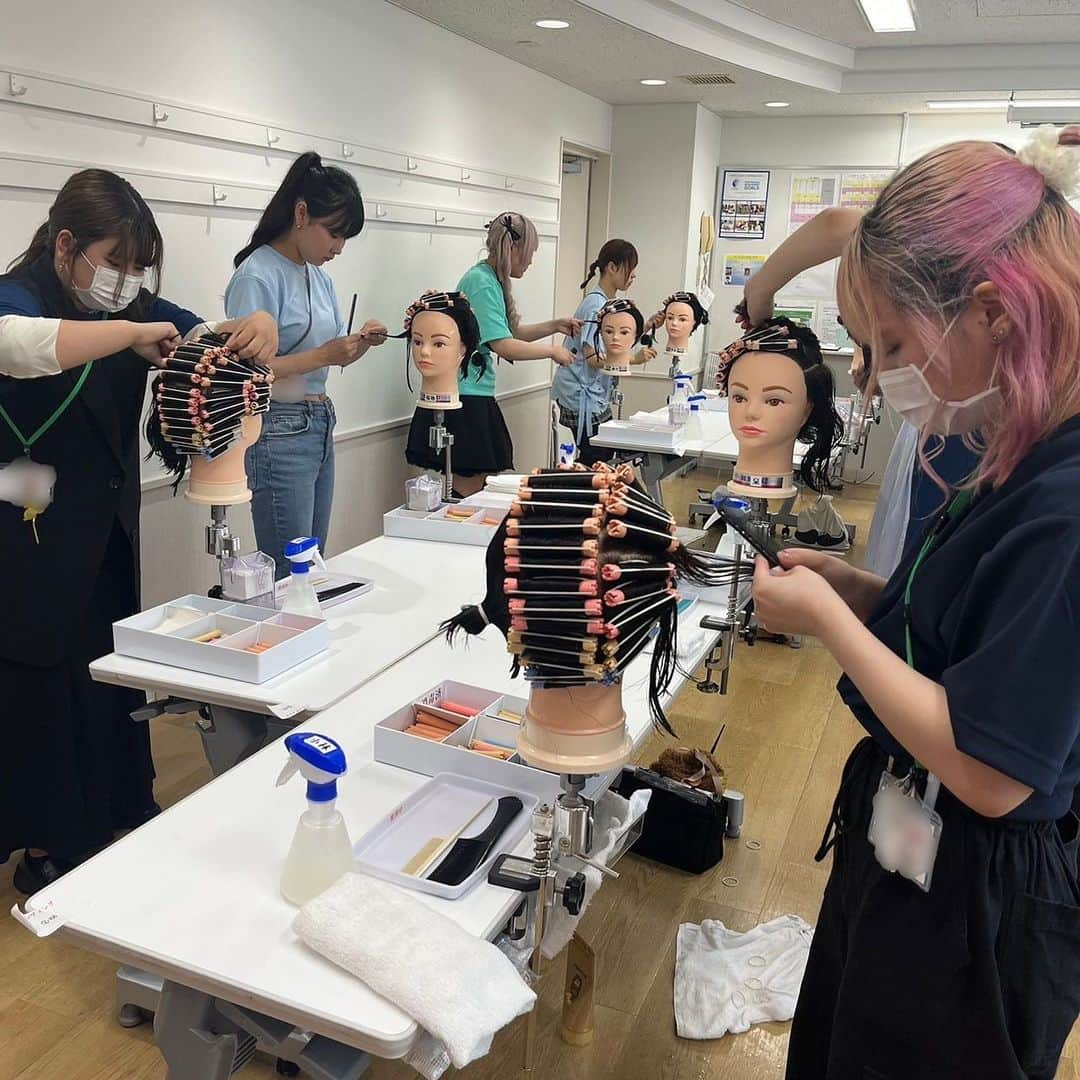 東京ビューティーアート専門学校さんのインスタグラム写真 - (東京ビューティーアート専門学校Instagram)「昨日に引き続き校内技術大会「B1グランプリ」の様子をお届け😳💖  今回の校内技術大会に向けて前々から競技の用意をしたり、練習をしたりしている姿を見てみなさんのやる気をとても感じました！  また、学校全体で借り物競走だったり美容学生ならではのコーディネートを競い合う競技も‼️ 学校一体となってとても楽しく美容に触れらることができた日になったのではないかと思います😳💖  本日の様子をもっと詳しく聞きたい方はぜひオープンキャンパスにいらしてください！ ご予約はホームページもしくはLINEから！ お待ちしております😊  詳しくはHP/プロフィールから🤲🏻 𝗧𝗼𝗸𝘆𝗼𝗕✖𝗮𝗿𝘁 @tokyo_beauty_art_college  .  #今日の東京ビューティーライフ #東京ビューティーアート #美容学生 #美容専門学校 #三幸学園  #ヘアメイク #エステ #ネイル #美容 #beauty #ootd #メイク  #モデル #トータルビューティ #美容好きな人と繋がりたい #美容学生の日常 #美容学生の休日 #お洒落さんと繋がりたい #知る専 #美容学生あるある #コンテスト #美容学生と繋がりたい #美容学生さんと繋がりたい #校内技術大会　#コンテスト#お揃いコーデ #美容学生の1日 #校内行事 #応援メッセージ  #ootdfashion」6月8日 18時15分 - tokyo_beauty_art_college