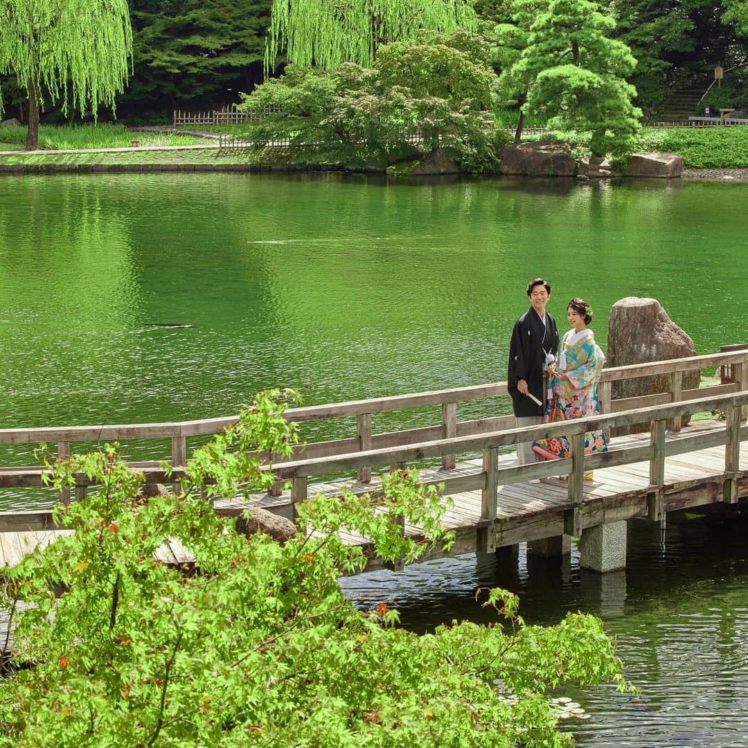ガーデンレストラン徳川園のインスタグラム：「日本庭園×色打掛  下のアカウントより⇩ ▶︎徳川園ウェディング @tokugawaen_wedding ▶︎徳川園ウェディングレポート @tokugawaen_wedding_report  #ガーデンレストラン徳川園 #名古屋花嫁 #徳川園花嫁 #徳川園花嫁レポ」