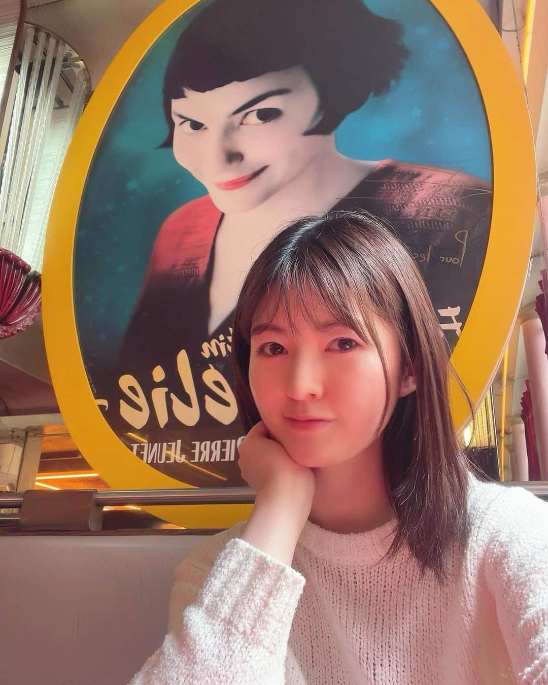 末永百合恵のインスタグラム：「Cafe des Deux Moulins（カフェ・デ・ドゥ・ムーラン）当時大好きだった映画『アメリ』に劇中出てくるカフェ。  フランス、モンマルトルで行きたかった場所のひとつで、アメリファンにとっては聖地！ 映画の世界そのままで、ついアメリを探してしまう。  オーダーはもちろん、クレーム・ブリュレ！  #フランス#パリ#モンマルトル#カフェ#カフェデドュームーラン#アメリ#クレームブリュレ#france#paris#montmartre#amelie#cafe#cafededeuxmoulins#cremebrulee」