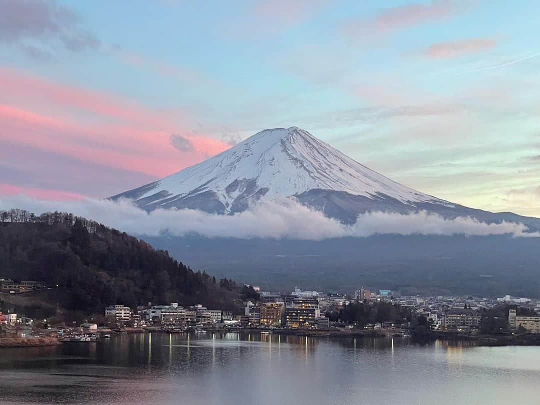 松山英礼奈さんのインスタグラム写真 - (松山英礼奈Instagram)「お部屋からの景色が 絶景だった🗻🪟💖✨  普段は曇に覆われて見えない日がほとんどらしくて ホテルの方に、 "とてもラッキーですね❗️" って🤭🩷🩷✨  温泉もサウナも気持ちよかった🧖🏼‍♀️💕♨️  #thekukuna  #kukuna #温泉 #サウナ #サ活 #山梨県 #温泉巡り #サウナ女子 #旅行 #trip #travel」6月8日 18時18分 - hiiiiiiii0802