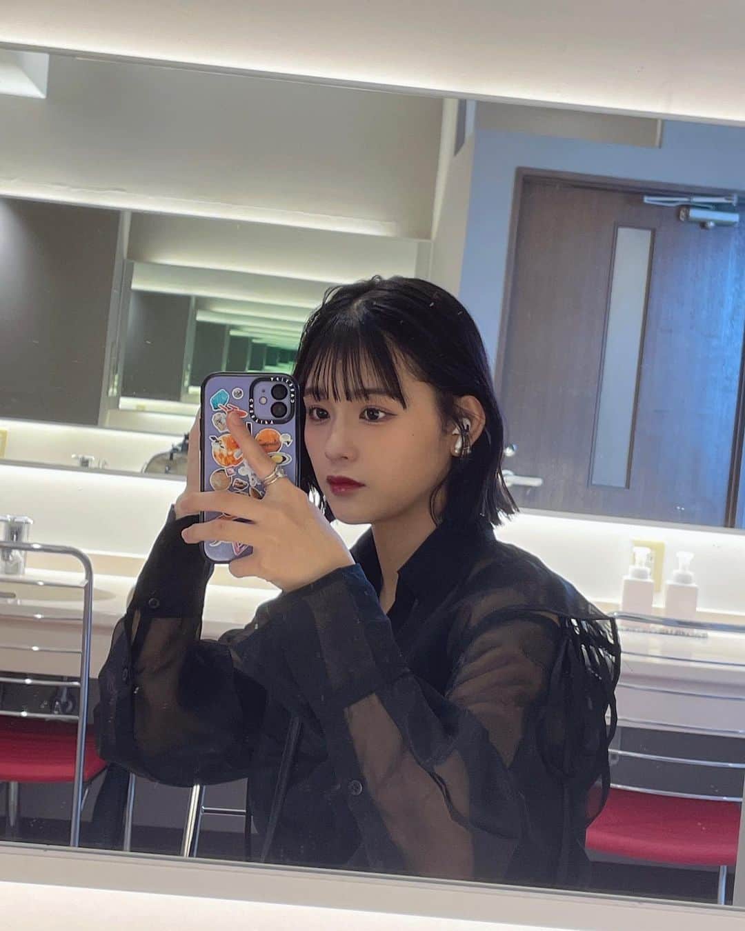 石井蘭のインスタグラム：「暑くなってくると何故か黒が着たくなるのは蘭だけじゃないはず､､､ ということで、この度ご招待頂いて @spiralgirl_official さんの展示会に行ってきました❤️‍🔥 とても可愛いお洋服が沢山あって楽しかったです‼︎ ありがとうございました🙏✨  #石井蘭#04년생 #spiralgirl #black」