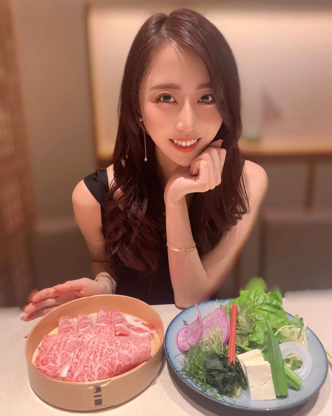 のインスタグラム：「昼しゃぶ🍲🤍  イギリス🇬🇧修行から 帰ってきた  仲良しなヘアメイクさんと❣️  暑くて😍 美味しくて😍 楽しくて😍 Happyでした🤍  シェアハピ🫶  #夏服が無い  #どうしよう　  #暑くて幸せ #おかえりなさい #またよろしくね❤️  #lunch #昼しゃぶ #しゃぶしゃぶ #お肉大好き」