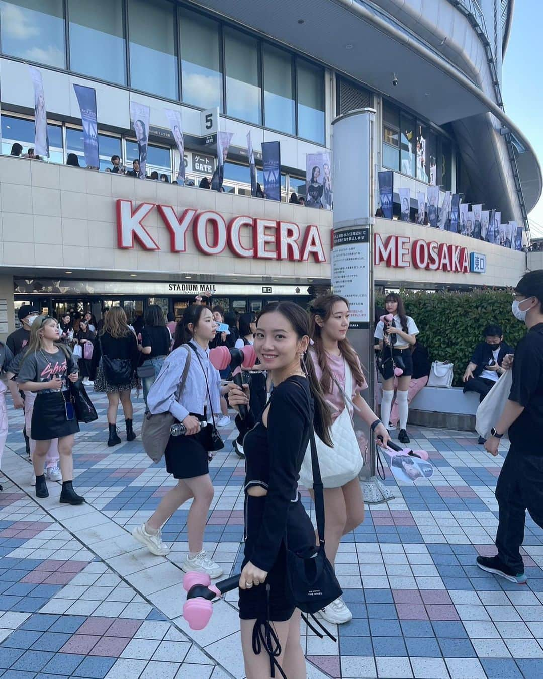 青山舞莉のインスタグラム：「BLACKPINK in osaka 🖤💗  fit was not pink but still cute   setだよ！ずっとこういうの欲しかった そしてこういうお洋服でライブ行きたかった✨  #NORDA @norda.official #ライブコーデ #韓国コーデ」