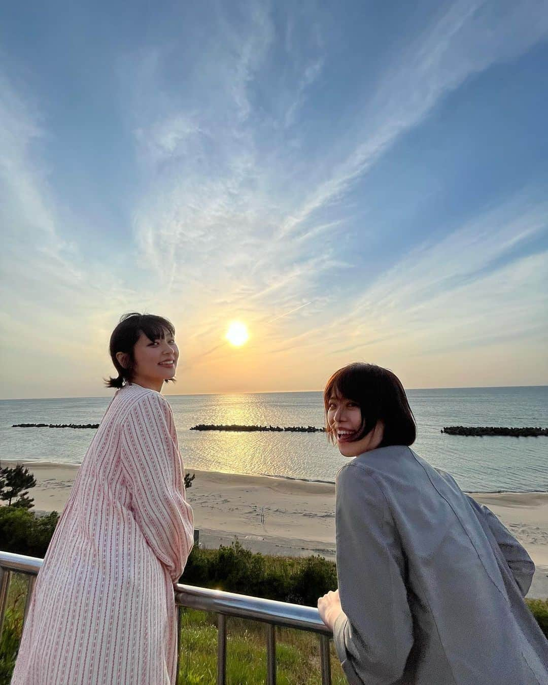 近藤夏子さんのインスタグラム写真 - (近藤夏子Instagram)「昨日放送の @namatamagobang で紹介した島根の新オシャレスポット😎✨ @garb_izumo 🍽️  GARBさんには大阪でもかなりお世話になってます🍴💕 オシャレでおいしいカフェだからねぇ🤤 そんなGARBが出雲にもできたんだから🥰うれしすぎる❣️ しかも、島根の良さをいかしまくってくれてるありがたさ🥹 海どー #🌊✨ 夕日もどどーーーーーーん🌅✨  なんと、お泊まりもできるし、お泊まりする方にはサウナも素晴らしい環境で整ったもらえるんだから😍 お部屋からの景色も最高of最高だよ🫶  地元がまたどんどん魅力的なところになっていくぜ😎 #garb #garbcliffterraceizumo #出雲カフェ #出雲ランチ #出雲グルメ #遣島使 #近藤夏子の島根っここ行きんさい #絶景カフェ #サウナ #サウナ好きな人と繋がりたい #島根観光 #島根旅行」6月8日 18時25分 - kondonatsuko