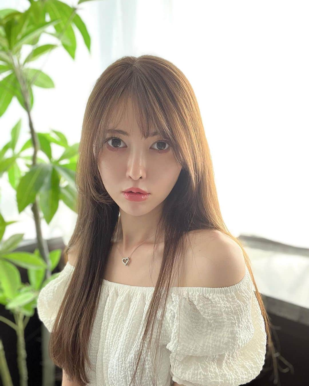 清水愛美さんのインスタグラム写真 - (清水愛美Instagram)「ポートレートでパシャリ📸  最近肌に力を入れてます✨ アプリに頼らないでもイケる 肌になりたくて🥹✨ いままだ頑張ってる段階ですが☺️  @dr.y.yumi  @sbeautyclinic  で くすみや肝斑に効果的なレブライト(レーザートーニング)と シワ、たるみケアの プロテージエリートをして貰ってきました！  ●レブライトは、肌の上がチリチリしている様な痛み😊 トーニングは初めてだったのですが これ！効いてる〜〜〜！って感覚がありましたwww  ●プロテージエリートは 肌があったかくなるがんじ！ コラーゲン生成を促してくれるんですって！ お肌がふっくらとキュッとした印象を受けました💕今度首にもやってもらいたいww  どちらも大きなダウンタイムが無いのが良い🫶  #エスビューティクリニック #レーザーモーニング #美肌　#美白 #トーンアップ #レーザー　#レーザー美容 #トーニング　#レーザートーニング #美意識　#美容　#美容医療」6月8日 18時30分 - manami_s0902