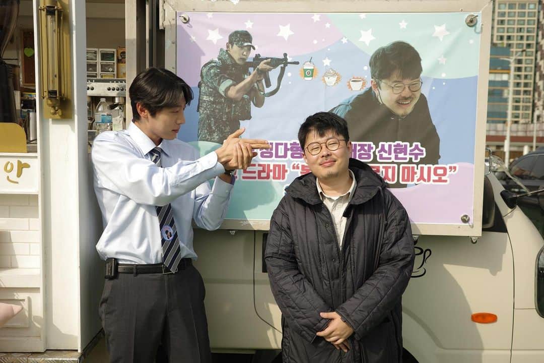 シン・ヒョンスのインスタグラム：「🍑👈🏻🙅🏻‍♂️ 를 위해 성용일 감독님께서 보내주신 커피차 덕분에 모든 스텝분들이 시원하게 잘 마셨습니다! 고맙습니다 감독님🫡」