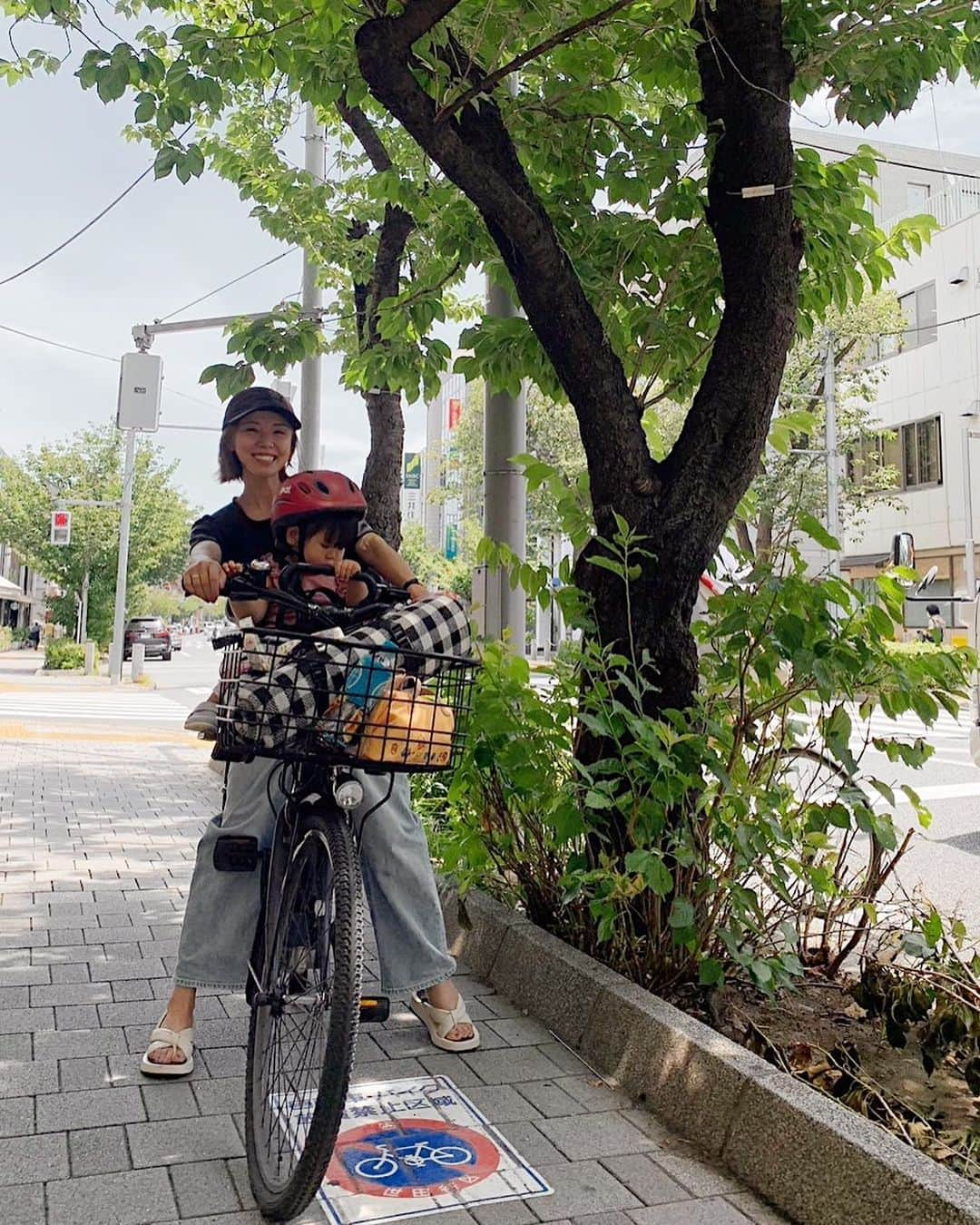 小松あやさんのインスタグラム写真 - (小松あやInstagram)「. 砧公園まで𓂃‪𓈒𓏸🚲 友人の友人のチャリをお借りしまして、電動ママチャリデビュー🙏（貸していただいた方、ありがとうございます🙇🏻‍♂️）乗せていただいたのはPanasonicのなんだけど、 　 こんなにかんるいの？？？？！  ってぐらい軽くてビックリしました😵 早速欲しくなって、帰りの電車の中で電動ママチャリずっと調べてる。笑 　 電動自転車で人生変わる気がする。笑 　 　 #ママチャリ #ママチャリデビュー #電動自転車 #電動自転車デビュー #初めての育児」6月8日 18時30分 - i_am_ayakomatsu