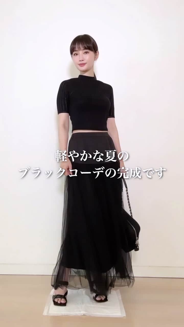 のインスタグラム：「重くなりすぎない、軽やか夏のブラックコーデの作り方  丈の足りないトップス(穴あき) @uniqlo_jp  絶妙な透け感を持ったチュールスカート @meri.onlinestore  バッグ @prada  サンダル @pellico_japan  Orange @zara  #ユニクロ#ユニクロ購入品 #ユニクロコーデ #uniqlo #uniqloコーデ #マメクロゴウチ #マメクロ #オールブラック #ブラックコーデ #アラフォーコーデ #アラサーコーデ」