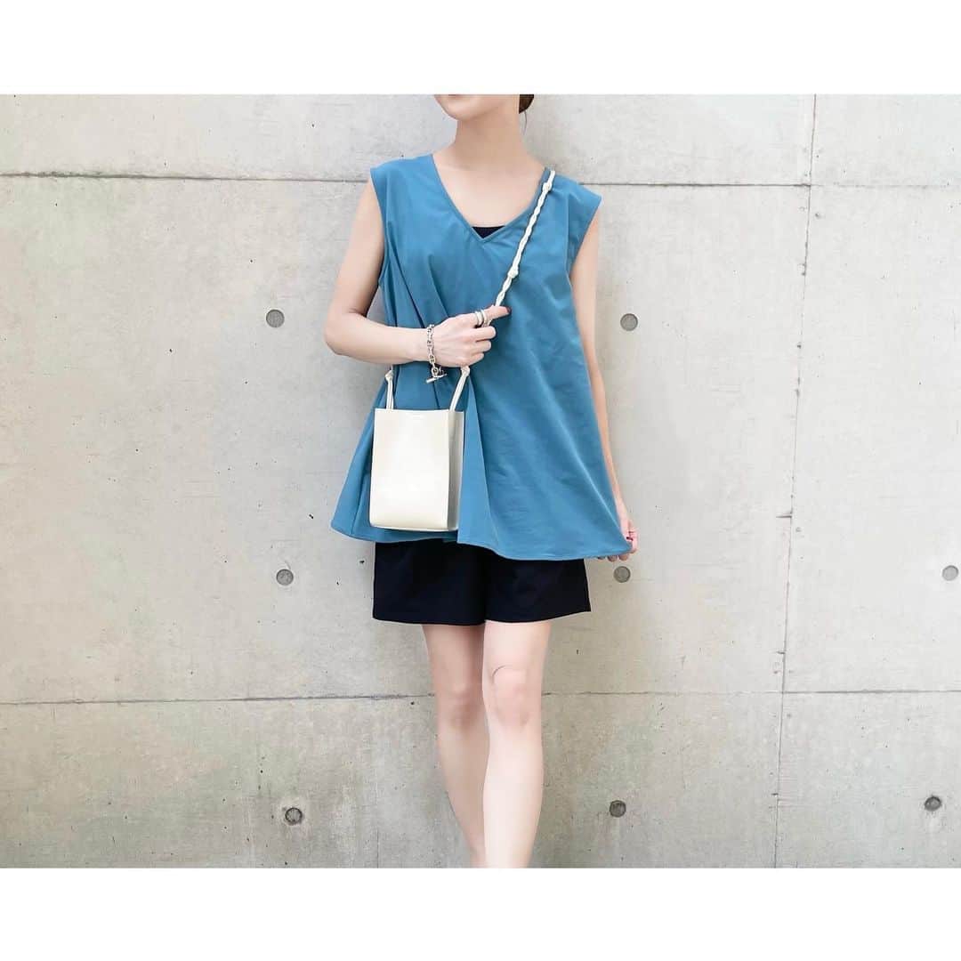kumiのインスタグラム：「先日の水遊びstyle🐳  上下ラッシュガードなのだけど お洋服感覚で着れるお洒落さ＊😮  トップスはクルーネックとVネック どちらを前にしてもOKな2way仕様👒  手持ちの水着に合わせてスタイリングしやすいデザインとカラーが良き○  水遊びをしたら、疲れるのかよく寝てくれる😴 ( もれなく母もクタクタ笑 )  どんどん丸焦げになって行くけど 息子と沢山夏の思い出を作りたいな👦🏻⭐️  最後の写真は後ろに沢山人が映ってたので切り取り✂︎  #urs#oofos#jilsander#urs_styling#urs_official  @urs_official 会員先行sale 全品20％クーポン配布 6/2 11:00-6/9 10:59  #ユアーズ#ウーフォス#ジルサンダー#ラッシュガード#水遊び#男の子ママ#夏の思い出#タイアップ#前後2way撥水トップスラッシュガード#撥水ハーフパンツラッシュガード #春コーデ#大人コーデ」