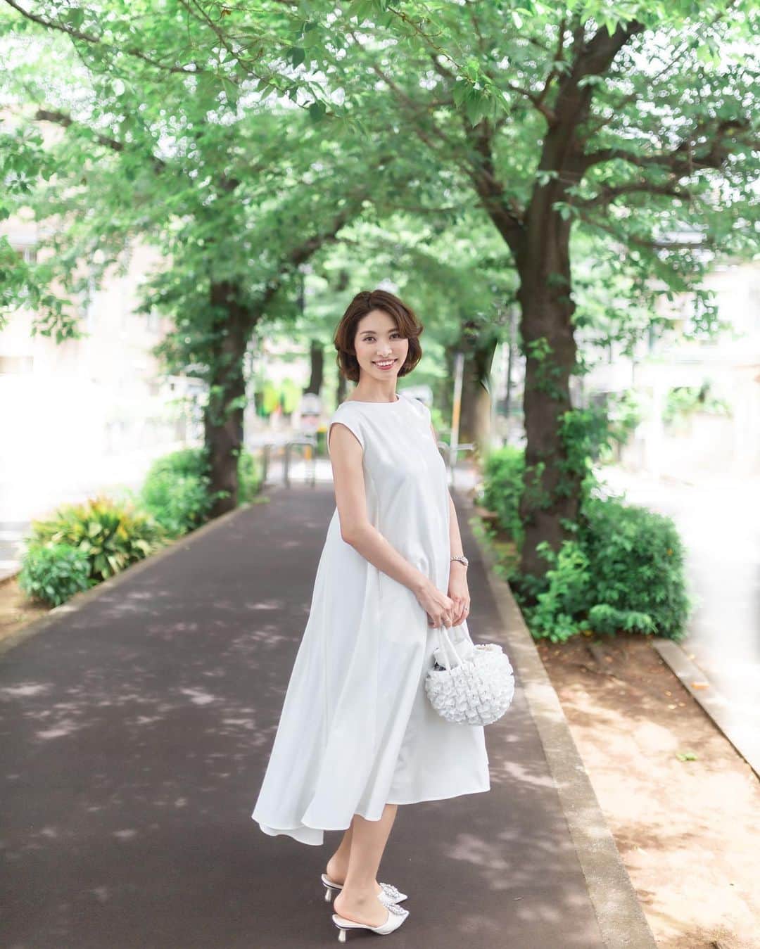 大黒由貴のインスタグラム：「ㅤㅤㅤㅤㅤㅤㅤㅤㅤㅤㅤㅤㅤ おしゃれに疎い私ですが最近お気に入りのブランドがあります✨ ㅤㅤㅤㅤㅤㅤㅤㅤㅤㅤㅤㅤㅤ @jenne_official というブランドです👗💕ㅤㅤㅤㅤㅤㅤㅤㅤㅤㅤㅤㅤㅤ  このバックトレーンドレスとリボンのフリルが可愛いカゴバックがお気に入り😊🎶 ㅤㅤㅤㅤㅤㅤㅤㅤㅤㅤㅤㅤㅤ 子育てしてるとどうしても動きやすくて汚れてもいい服…と思ってしまいがちですが たまには心ときめく服を着るのも大事ですね😍笑ㅤㅤㅤㅤㅤㅤㅤㅤㅤㅤㅤㅤㅤ ㅤㅤㅤㅤㅤㅤㅤㅤㅤㅤㅤㅤㅤ #夏コーデ#オールホワイトコーデ #ワンピース#fashion#JENNE#30代コーデ#カゴバック#夏ファッション#ロングワンピース#高身長コーデ 靴は　#shein」