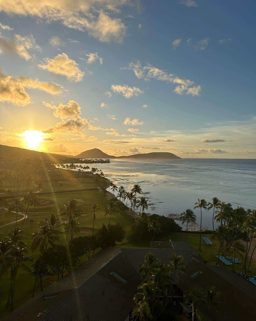 jun fitnessさんのインスタグラム写真 - (jun fitnessInstagram)「Hawaii trip✈️ 今回も旦那さんの大好きな @kahala_resort に滞在♡ もう全てが最高🥰  もうすぐ妊娠8ヶ月なので、 結構ギリギリの海外旅行だけど、 何事もなくとても楽しめてます🌴  バカンスにぴったりのNEW帽子もお気に入り♡♡ 👒： @chapeaud_o  👗： @zara   #baby#Babygirl#kids#2y#2月生まれ#女の子ママ#2歳#姉妹ママ#育児#子育て#ママライフ#妊婦ライフ#マタニティ#maternity#pregnant#安定期#妊娠7ヶ月#第二子妊娠中#2023年8月生まれ#27weekspregnant#Hawaii#ハワイ旅行#子連れハワイ#chapeado#シャポードオー」6月8日 18時41分 - jjfitness44