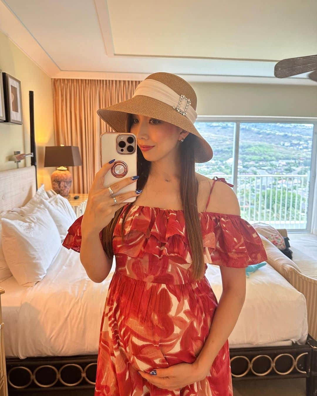 jun fitnessのインスタグラム：「Hawaii trip✈️ 今回も旦那さんの大好きな @kahala_resort に滞在♡ もう全てが最高🥰  もうすぐ妊娠8ヶ月なので、 結構ギリギリの海外旅行だけど、 何事もなくとても楽しめてます🌴  バカンスにぴったりのNEW帽子もお気に入り♡♡ 👒： @chapeaud_o  👗： @zara   #baby#Babygirl#kids#2y#2月生まれ#女の子ママ#2歳#姉妹ママ#育児#子育て#ママライフ#妊婦ライフ#マタニティ#maternity#pregnant#安定期#妊娠7ヶ月#第二子妊娠中#2023年8月生まれ#27weekspregnant#Hawaii#ハワイ旅行#子連れハワイ#chapeado#シャポードオー」