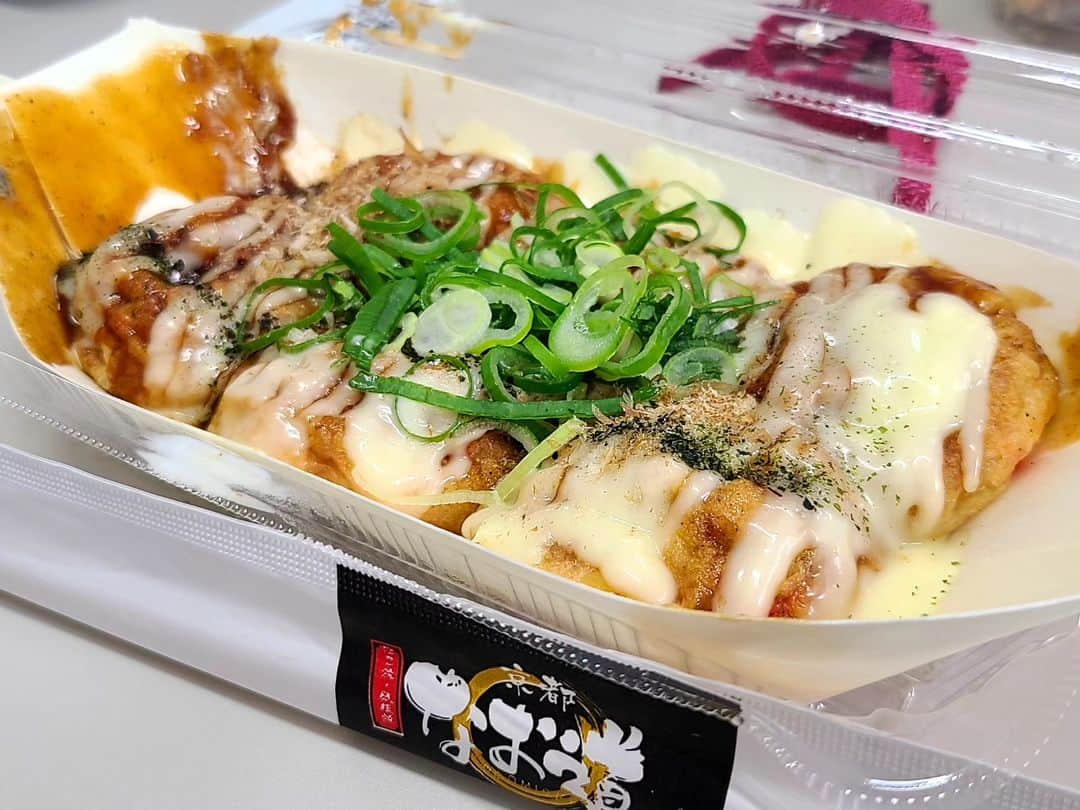 のインスタグラム：「『丹波焼 なお道』  ここのたこ焼きは、極限までとろっとろなのです(*^^*)　旨い！  地元京丹波の新鮮な食材を使った地産地消！  関西に数店舗！見かけたらぜひ食べてみてください(^∇^)　  #たこ焼き#丹波焼#丹波焼なお道#とろとろ#世界一柔らかい#京都#kyoto#キッチンカー#レギュラー松本#あるある探検隊」