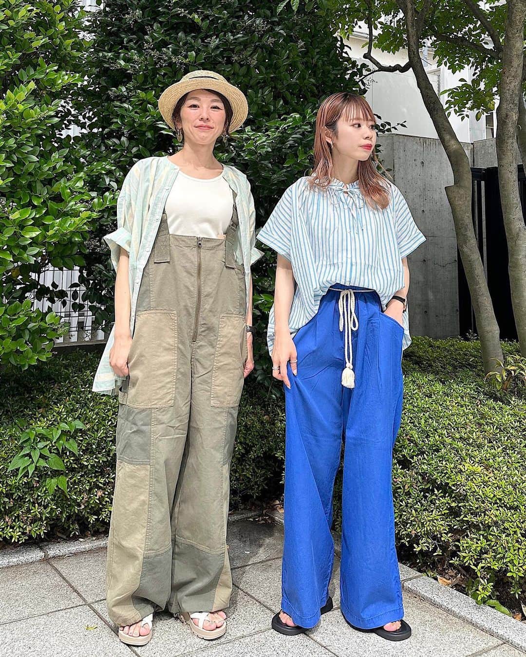 ニコアンドさんのインスタグラム写真 - (ニコアンドInstagram)「. 【W's NEW ARRIVAL ✨】  毎シーズン大人気のプレミアムローンシリーズから 夏バージョンが遂に登場しました！📣  今回はそのうちのブラウスとシャツをご紹介。  TOKYO店イチオシは 涼しげカラーのストライプデザインです☺️  ぜひお買い物の参考になさってください！🛍  右STAFF：YUKA ( @yukaaa__0602 ) ▫️プレミアムローン2WAYブラウス ¥4,950 TAXIN ▫️DRYイージールーズパンツ ¥5,720 TAXIN ▫️オリジナルクロストングサンダル ¥5,940 TAXIN  左STAFF：erinko ( @eri___niko ) ▫️プレミアムローン6分袖シャツ ¥5,500 TAXIN ▫️ミリタリーZIPサロペ ¥7,920 TAXIN ▫️オリジナルクロスストラップサンダル ¥3,960 TAXIN  . 【プレミアムローンとは❓】 「プレミアムコットンローン」とネーミングを したniko and ...が独自開発した綿100％の素材を 使用しています。 このコットンローンは、「レピア織機」と言い、 通常よりもゆっくりと時間を掛け丁寧に糸を織ることで、 空気を含んでふっくらとして非常に肌触りの良いソフトな 生地に仕上げています。 また、高密度で織ることから耐久性が非常に高い為、 長く愛用できることも特徴です。  _____________________ 📍 @nikoandtokyo  OPEN 11:00 CLOSE 21:00 _____________________  #nikoand #ニコアンド #nikoandtokyo #ニコアンドトーキョー #渋谷 #かわいい #fashion #tokyo #ootd #東京 #低身長コーデ #ニコアンドコーデ #ビックシルエット  #大人カジュアル #カジュアルコーデ #大人カジュアルコーデ #体型カバーコーデ #シャツコーデ #ストライプシャツコーデ #シアーシャツ #シアーシャツコーデ #サロペットコーデ #カラーパンツコーデ #harajuku #omotesando #하라주쿠 #오모테산도 #도쿄관광 #쇼핑 #东京观光」6月8日 18時53分 - nikoandtokyo
