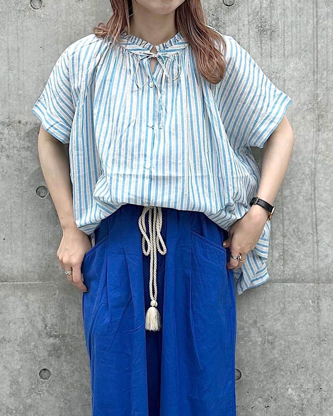 ニコアンドさんのインスタグラム写真 - (ニコアンドInstagram)「. 【W's NEW ARRIVAL ✨】  毎シーズン大人気のプレミアムローンシリーズから 夏バージョンが遂に登場しました！📣  今回はそのうちのブラウスとシャツをご紹介。  TOKYO店イチオシは 涼しげカラーのストライプデザインです☺️  ぜひお買い物の参考になさってください！🛍  右STAFF：YUKA ( @yukaaa__0602 ) ▫️プレミアムローン2WAYブラウス ¥4,950 TAXIN ▫️DRYイージールーズパンツ ¥5,720 TAXIN ▫️オリジナルクロストングサンダル ¥5,940 TAXIN  左STAFF：erinko ( @eri___niko ) ▫️プレミアムローン6分袖シャツ ¥5,500 TAXIN ▫️ミリタリーZIPサロペ ¥7,920 TAXIN ▫️オリジナルクロスストラップサンダル ¥3,960 TAXIN  . 【プレミアムローンとは❓】 「プレミアムコットンローン」とネーミングを したniko and ...が独自開発した綿100％の素材を 使用しています。 このコットンローンは、「レピア織機」と言い、 通常よりもゆっくりと時間を掛け丁寧に糸を織ることで、 空気を含んでふっくらとして非常に肌触りの良いソフトな 生地に仕上げています。 また、高密度で織ることから耐久性が非常に高い為、 長く愛用できることも特徴です。  _____________________ 📍 @nikoandtokyo  OPEN 11:00 CLOSE 21:00 _____________________  #nikoand #ニコアンド #nikoandtokyo #ニコアンドトーキョー #渋谷 #かわいい #fashion #tokyo #ootd #東京 #低身長コーデ #ニコアンドコーデ #ビックシルエット  #大人カジュアル #カジュアルコーデ #大人カジュアルコーデ #体型カバーコーデ #シャツコーデ #ストライプシャツコーデ #シアーシャツ #シアーシャツコーデ #サロペットコーデ #カラーパンツコーデ #harajuku #omotesando #하라주쿠 #오모테산도 #도쿄관광 #쇼핑 #东京观光」6月8日 18時53分 - nikoandtokyo